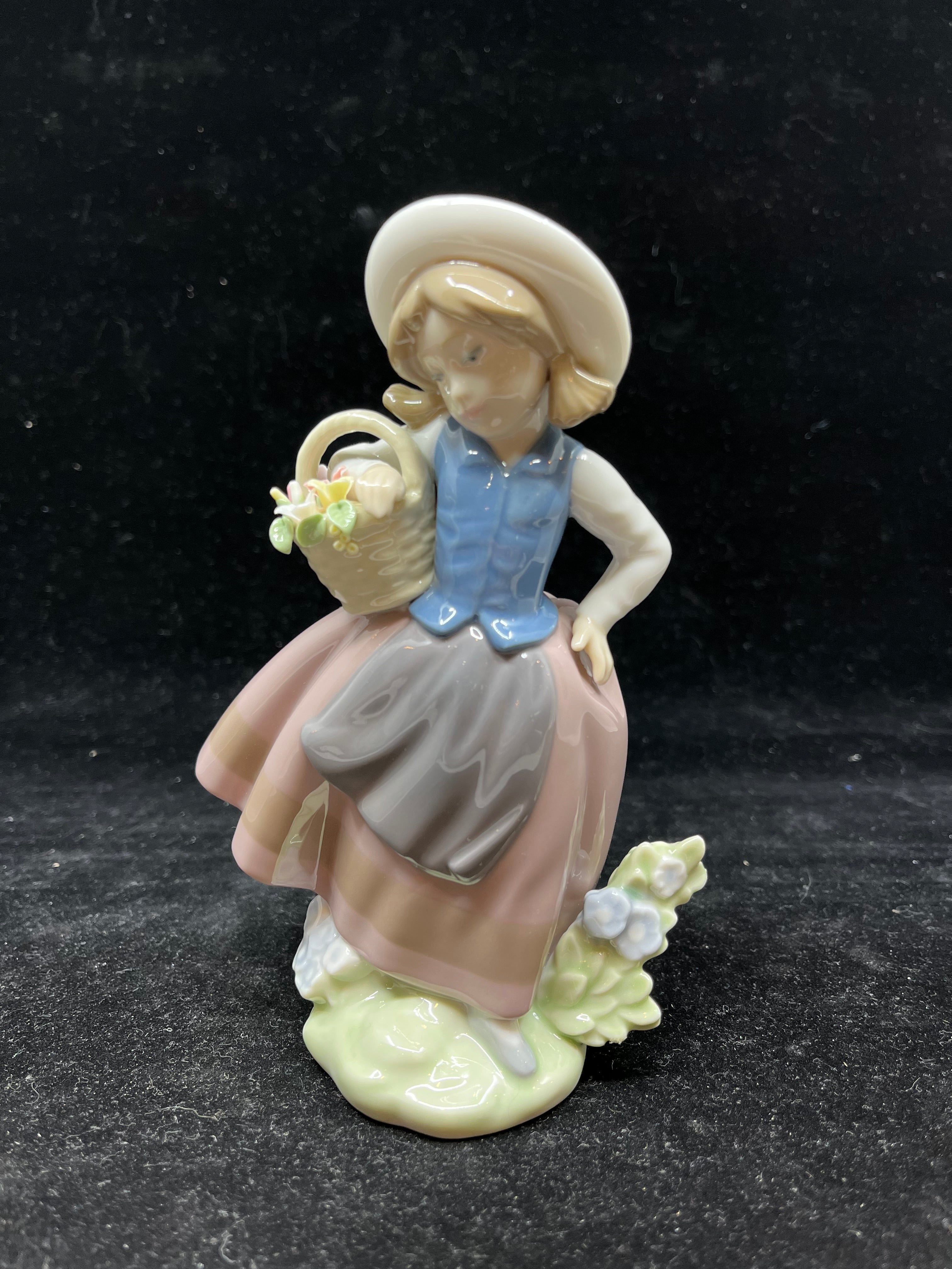 Flat Basket of Flowers Lladro - 01001575 - Functional Lladro Figurines &  Collectibles