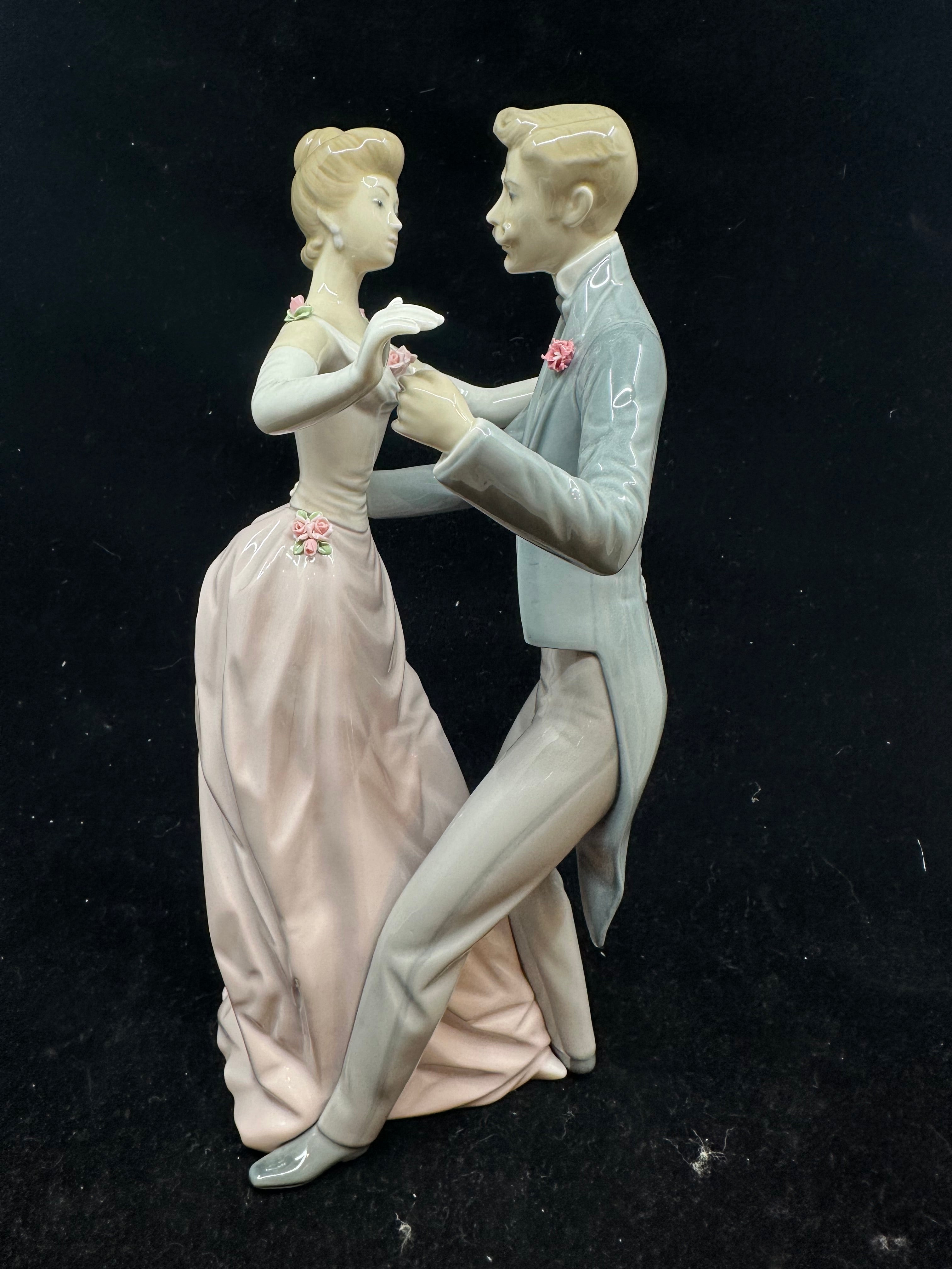 Lladro Anniversary Waltz Figurine #1372 (9J78A7) – The Perfect Thing