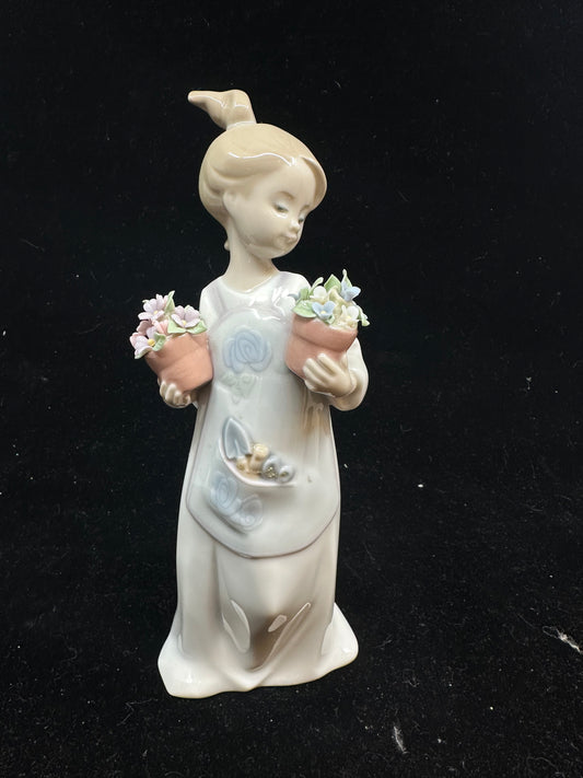 Lladro Pots full of Posies Figurine #8186 (BF3CRE)