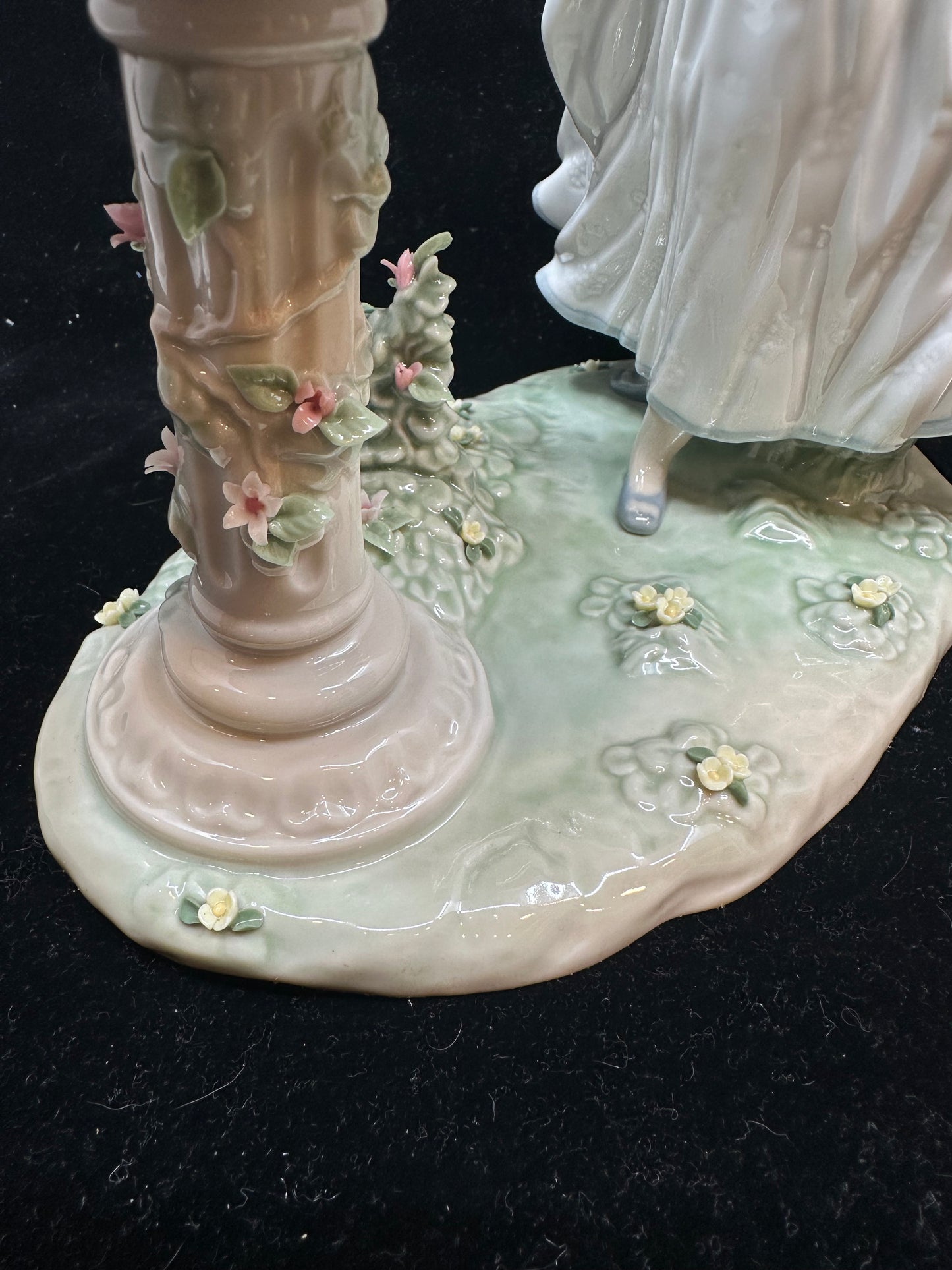 Lladro Spring Joy Figurine #6106 (863A79)