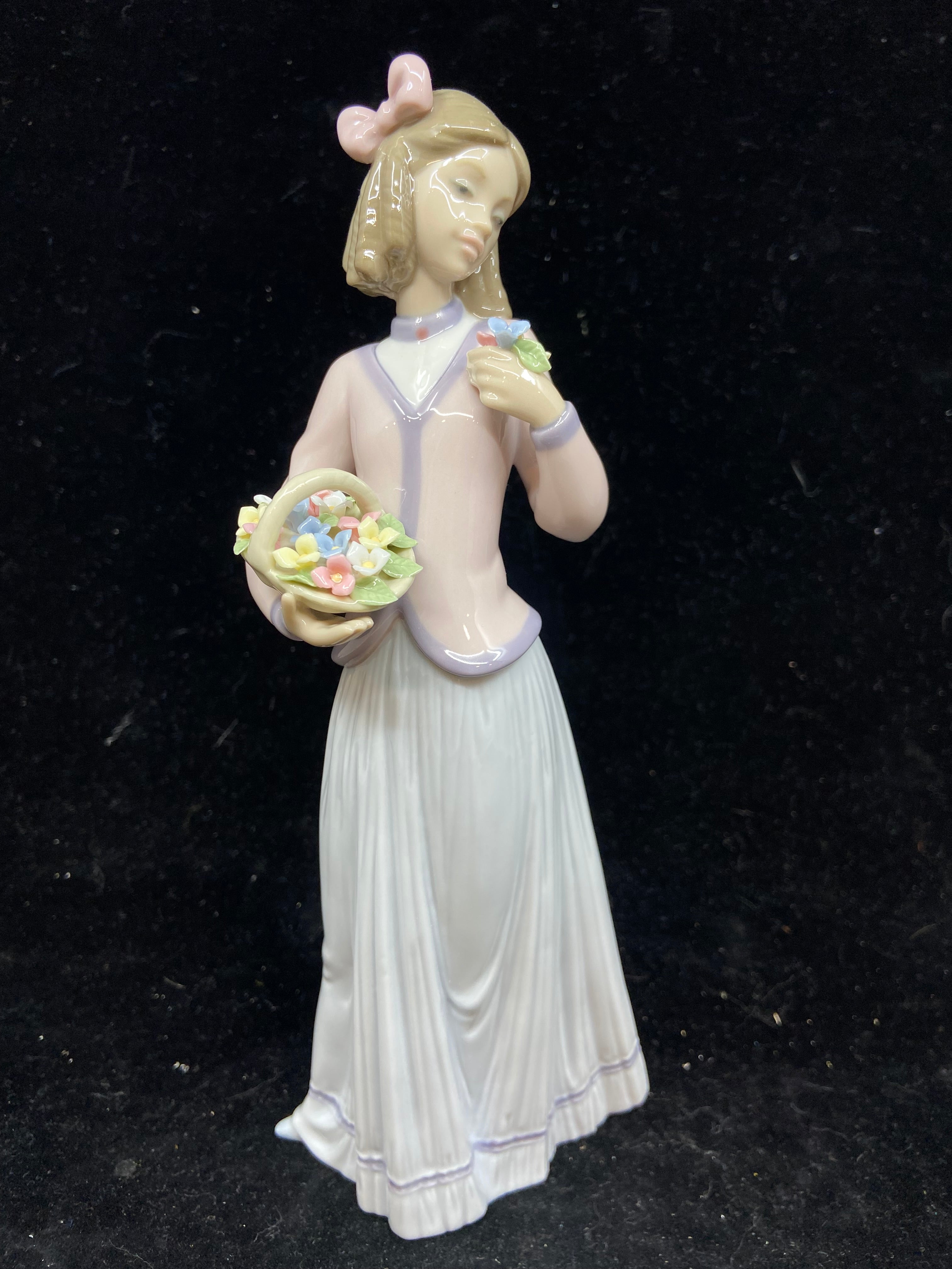 Lladro Figurine: 7644 Innocence in Bloom, No/ hotsell Box