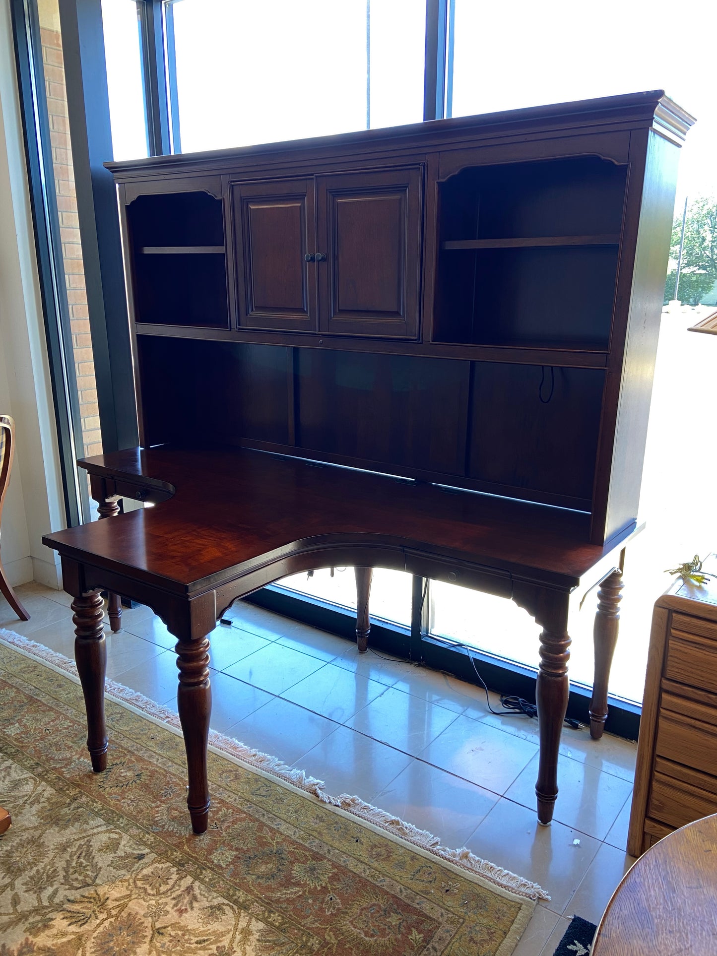 Walter E. Smithe Partner Desk with Hutch (HELUXH)