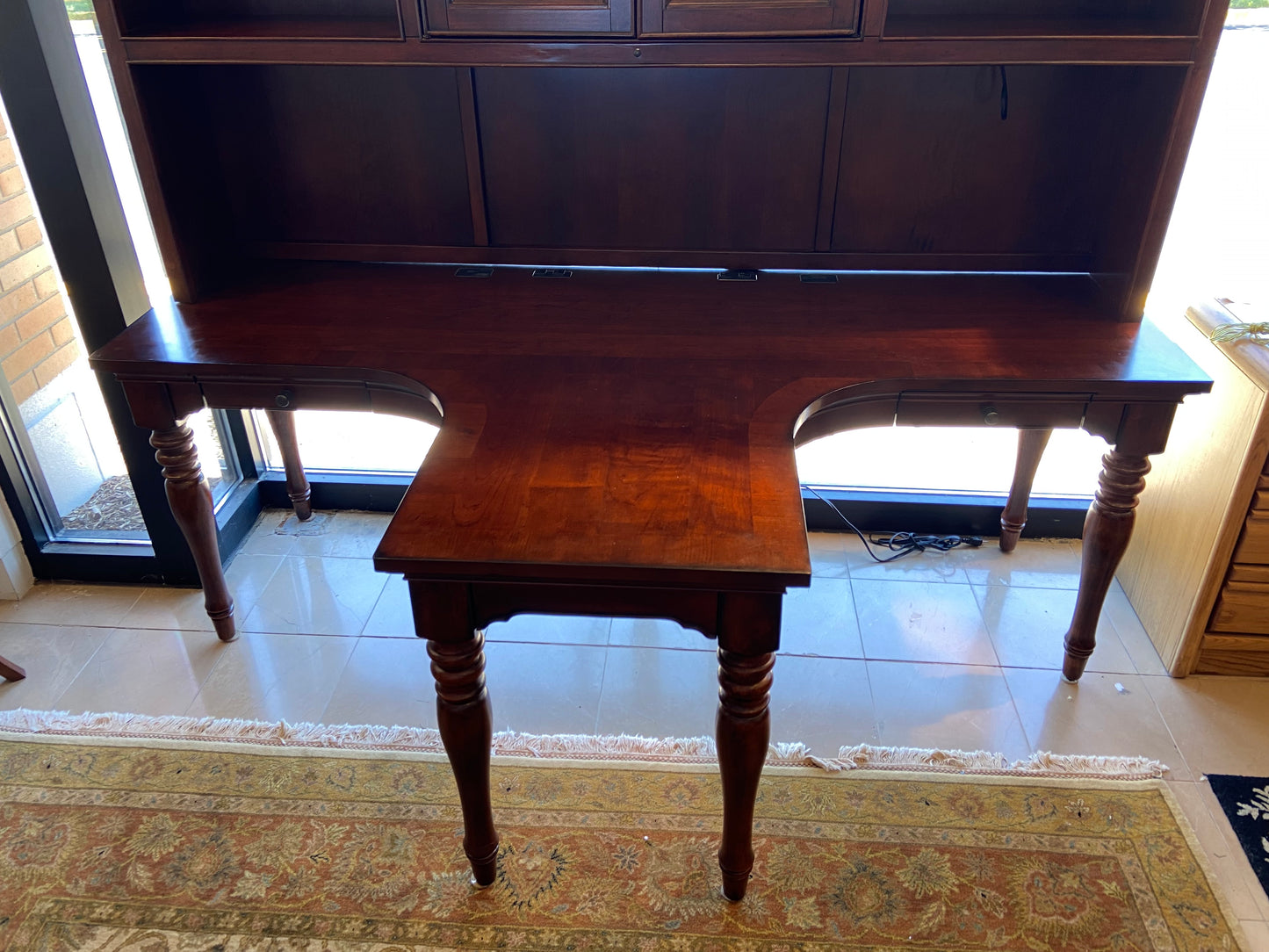 Walter E. Smithe Partner Desk with Hutch (HELUXH)