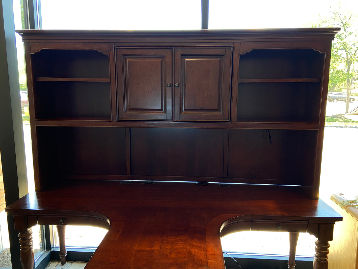 Walter E. Smithe Partner Desk with Hutch (HELUXH)