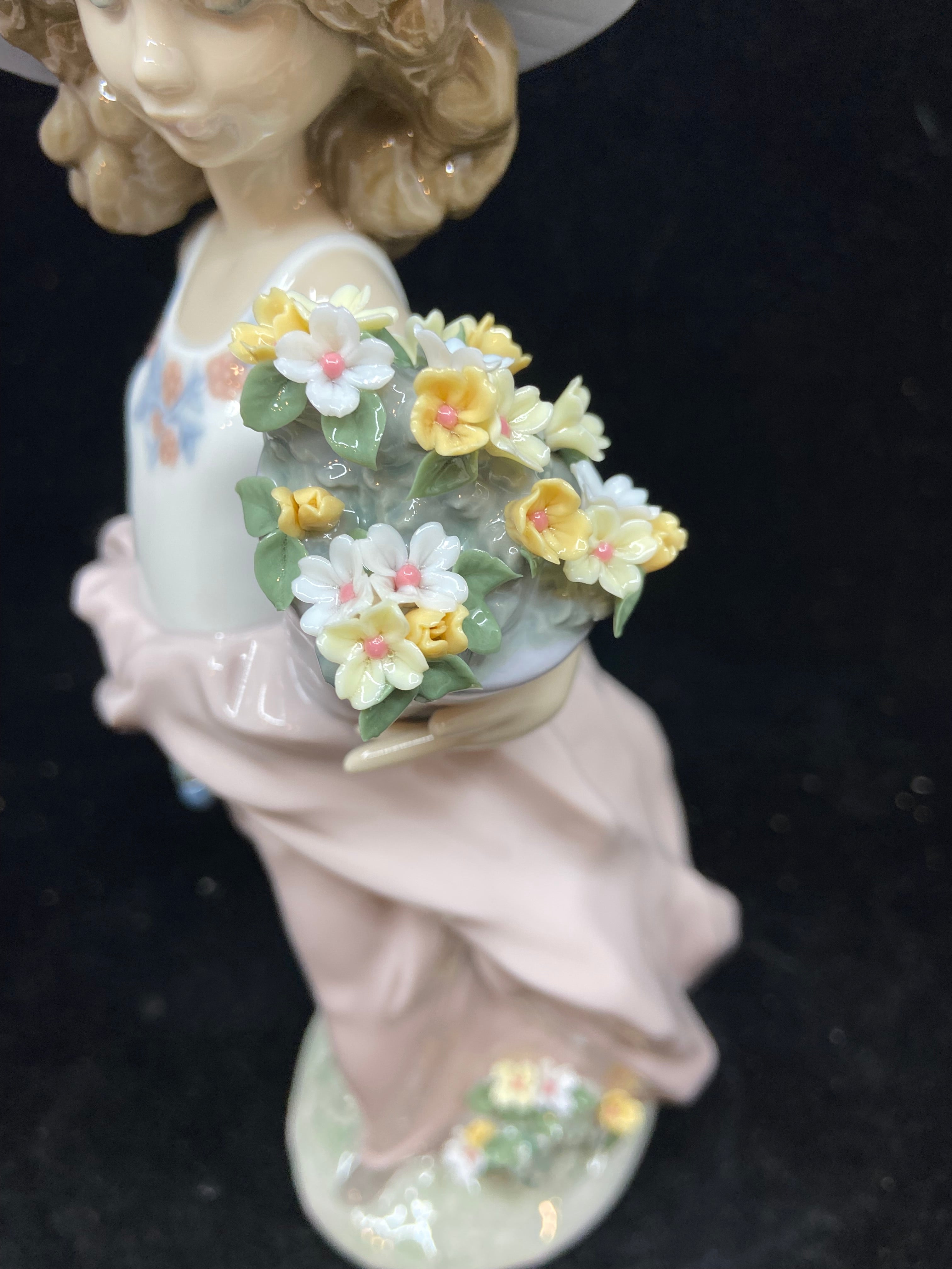 Lladro #7676 A Wish Come True (26410) – The Perfect Thing