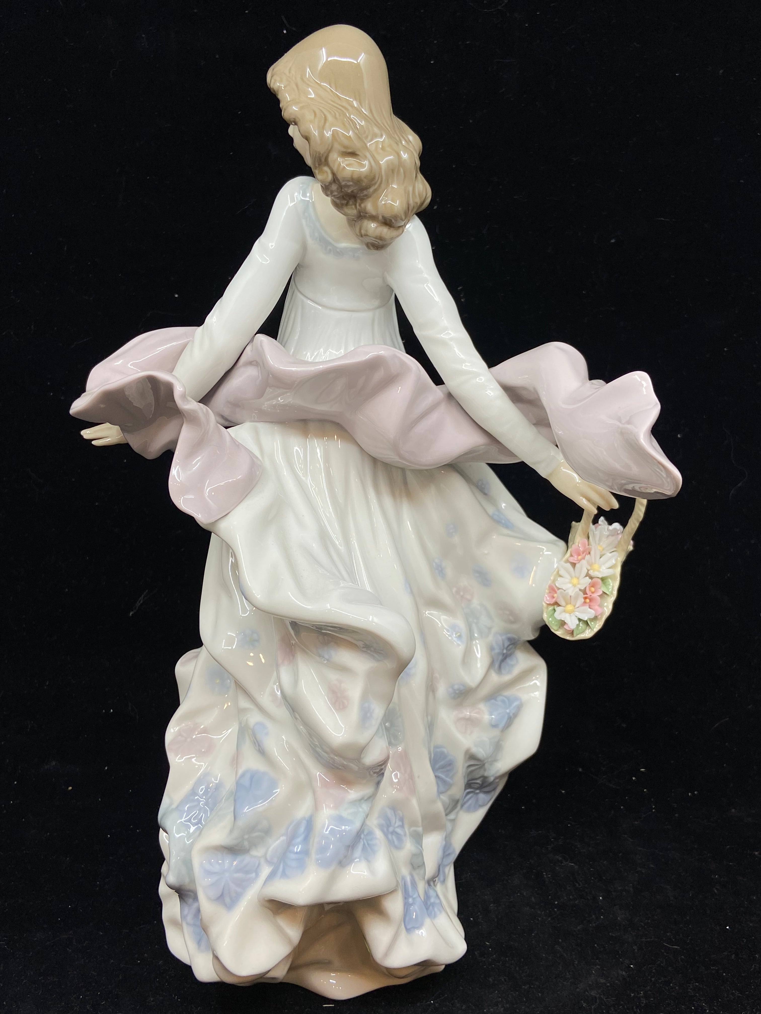 Lladro Spring discount Girl with Cisne 5.5 Inch Figurine # 5550