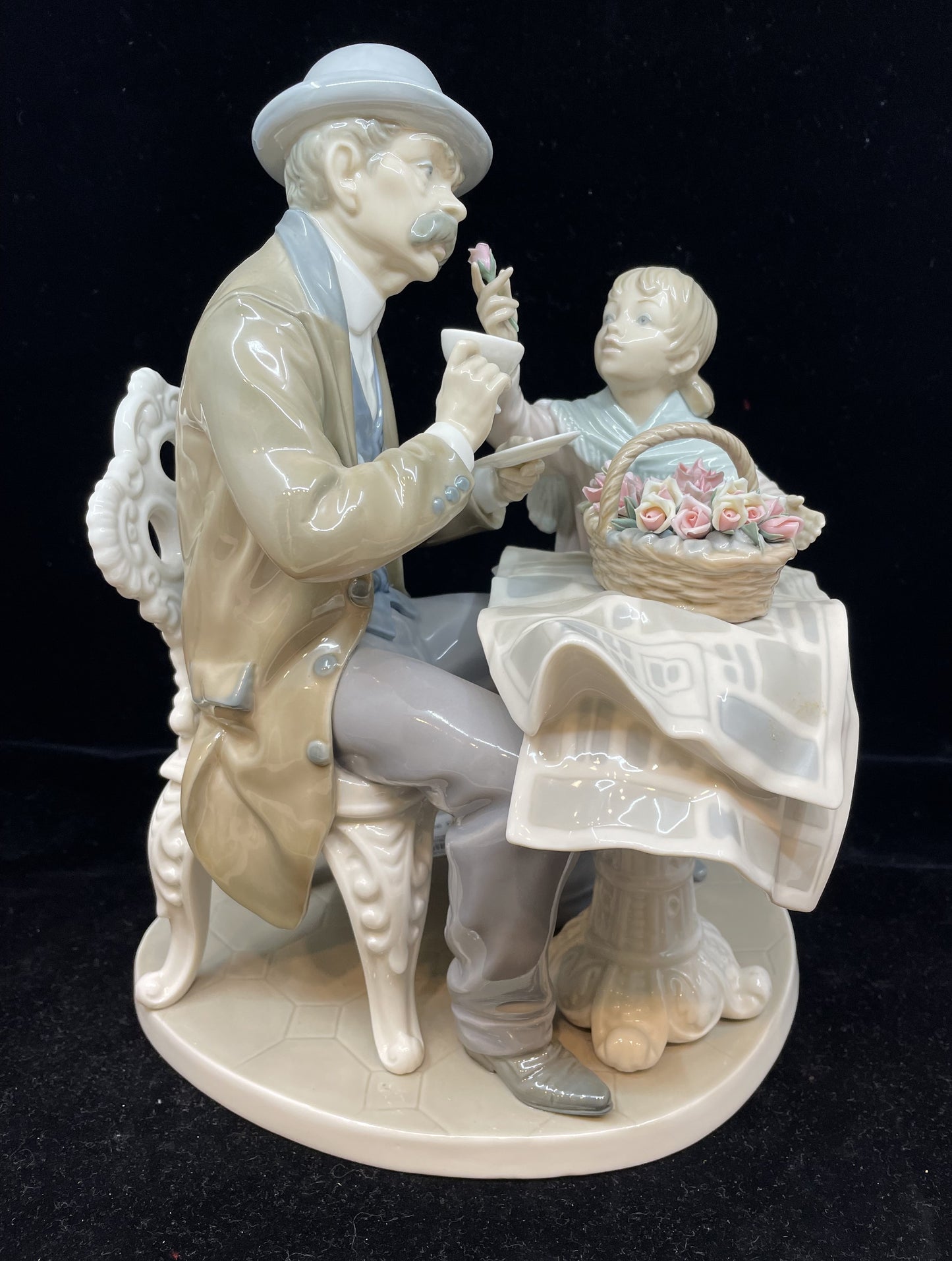 Lladro "Little Flower Seller" #5082 (HZJK1A)