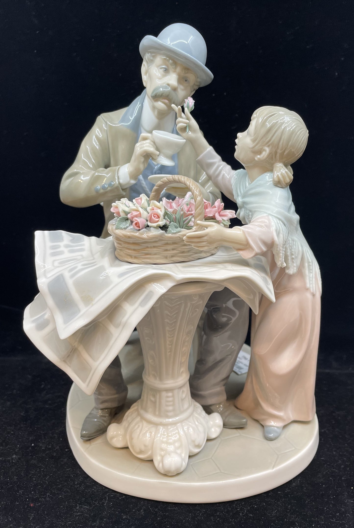 Lladro "Little Flower Seller" #5082 (HZJK1A)