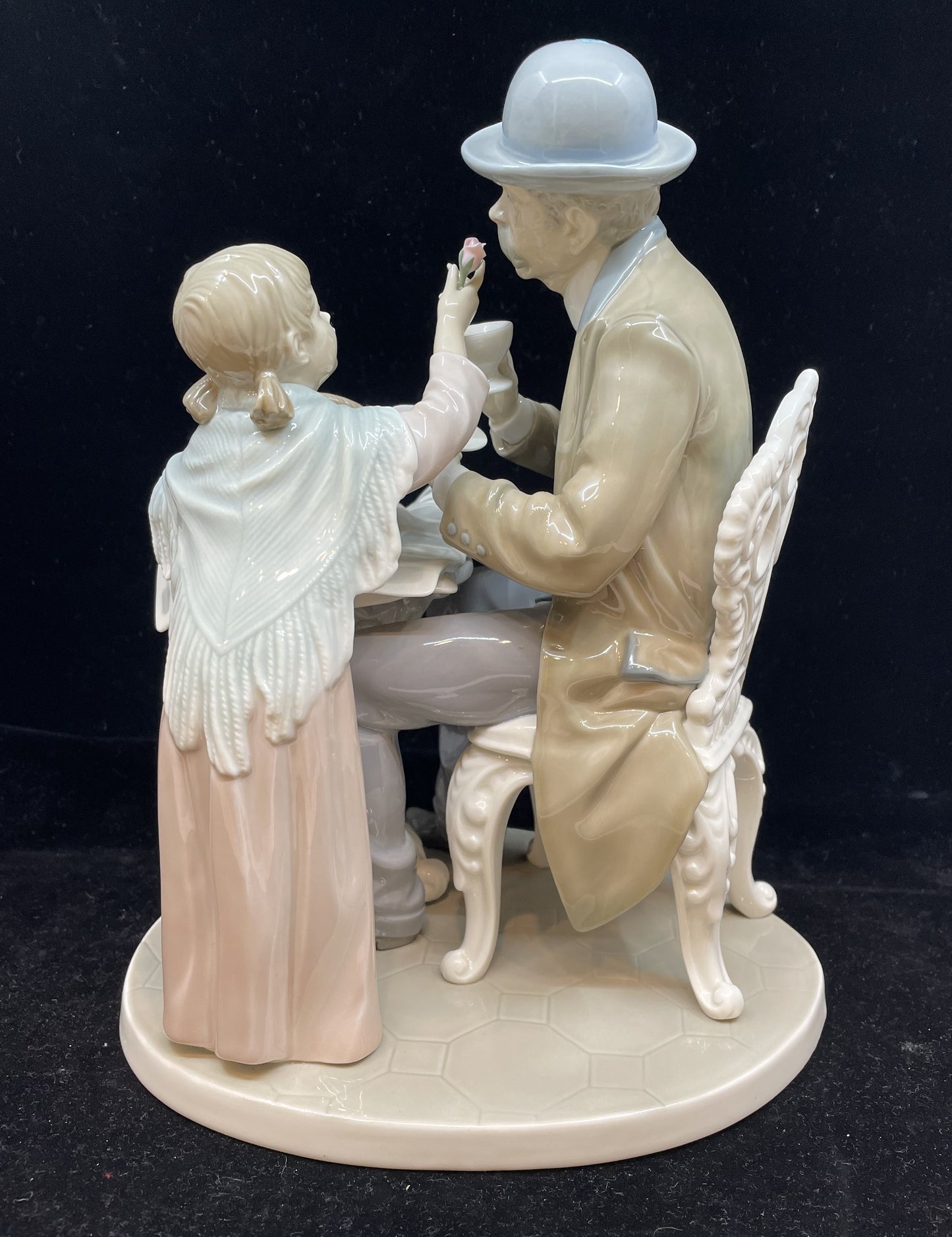 Lladro "Little Flower Seller" #5082 (HZJK1A)