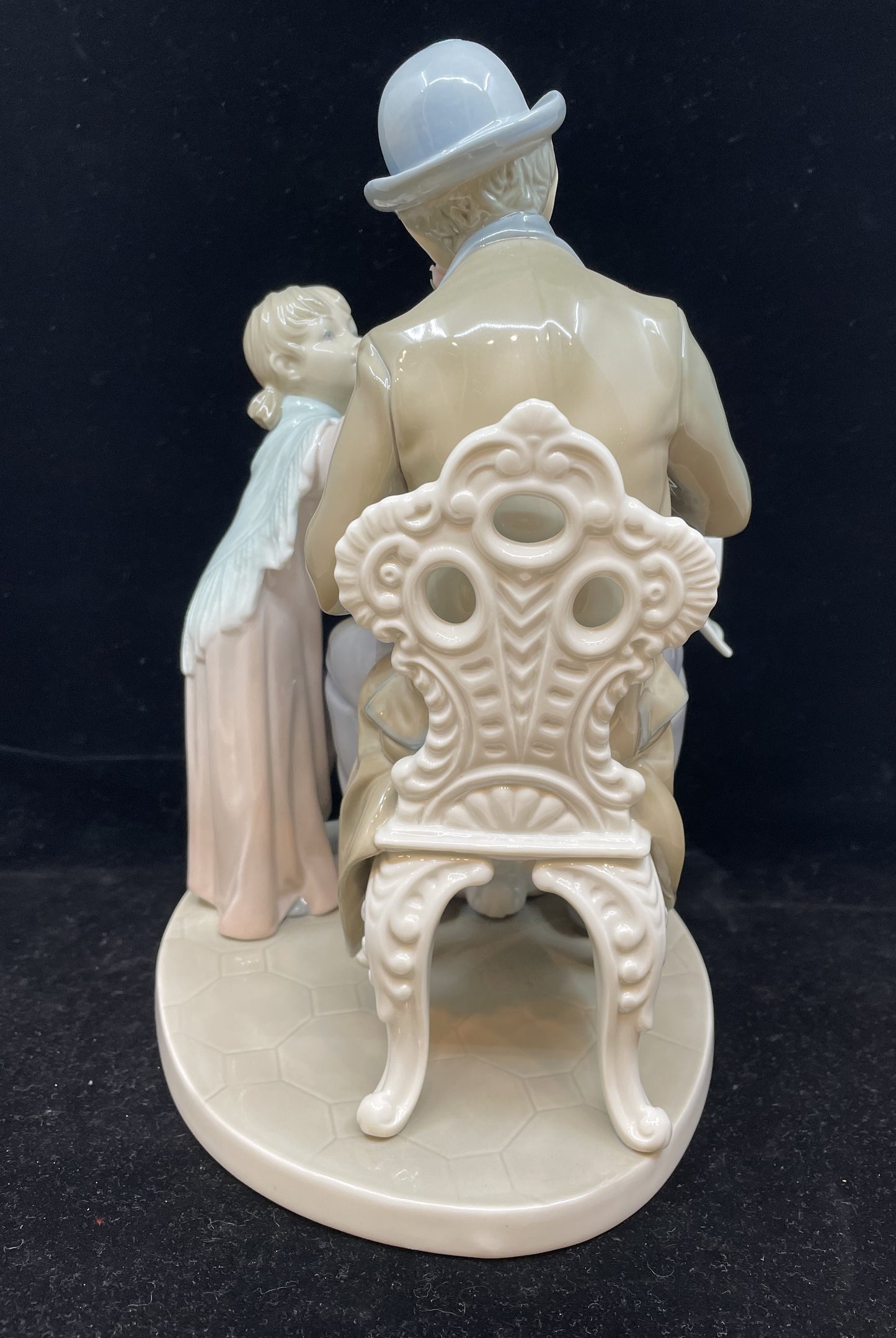 Lladro "Little Flower Seller" #5082 (HZJK1A)