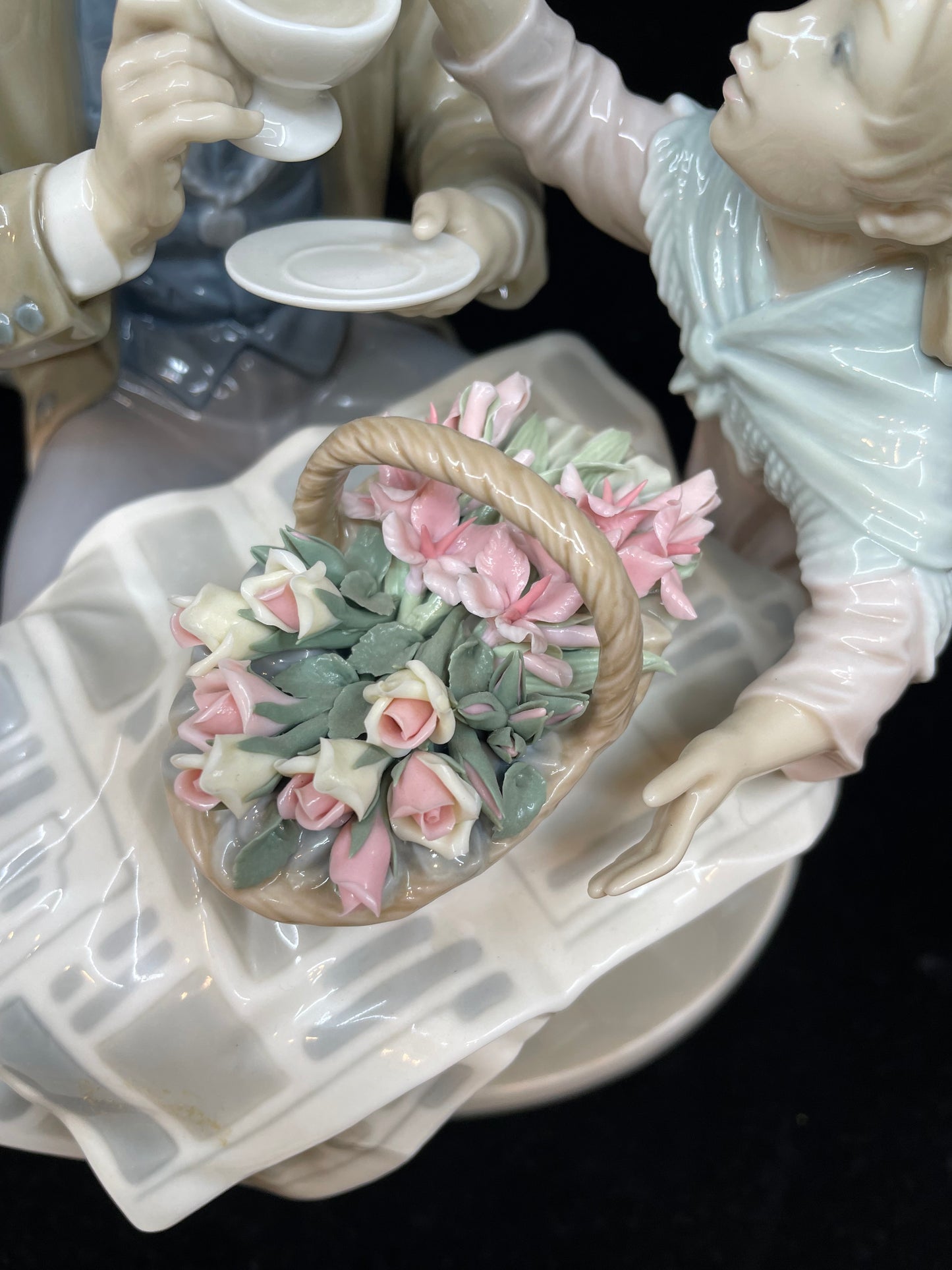 Lladro "Little Flower Seller" #5082 (HZJK1A)