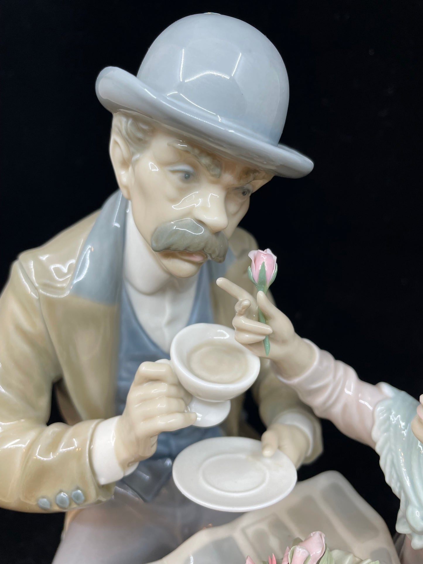 Lladro "Little Flower Seller" #5082 (HZJK1A)