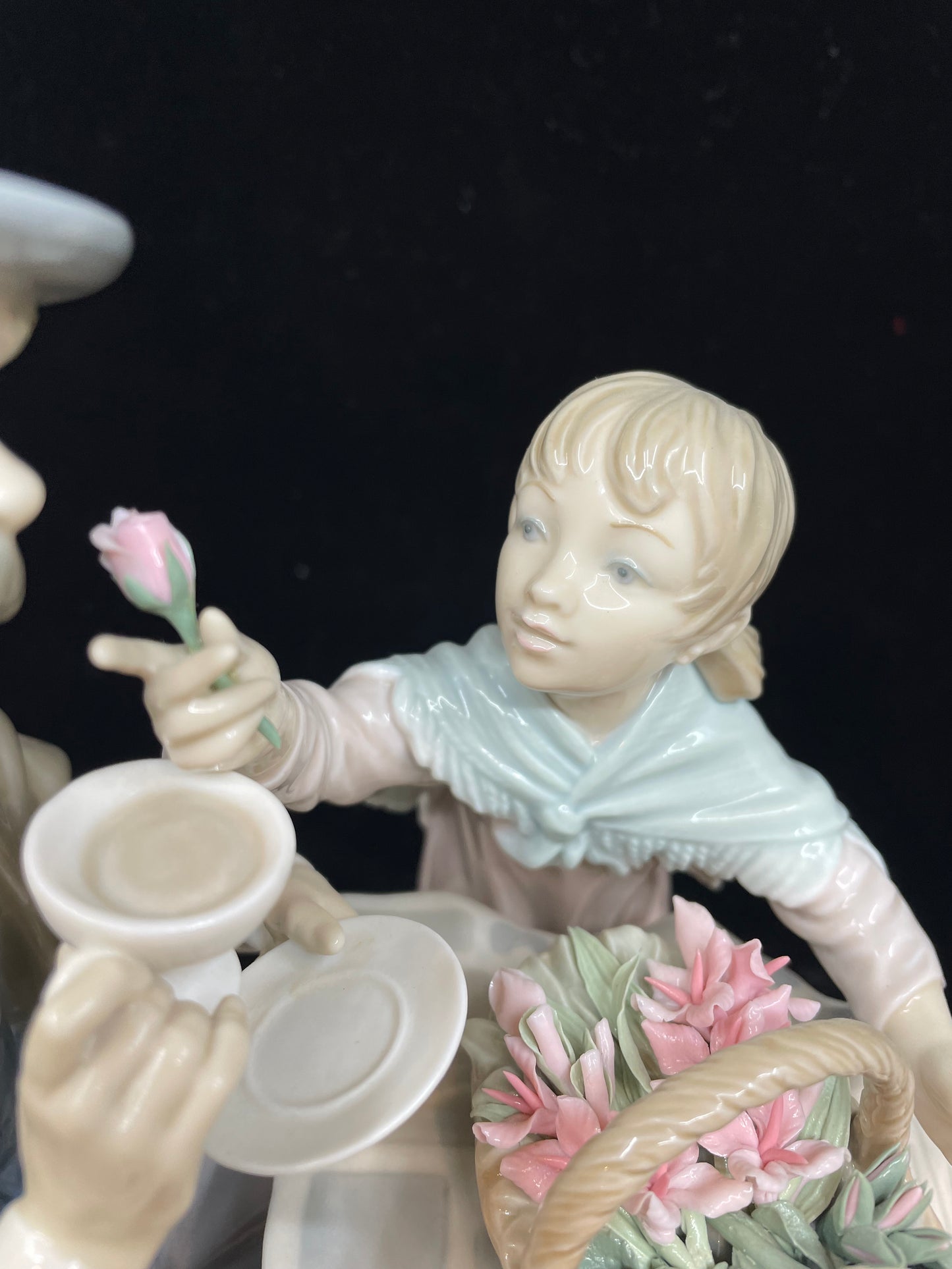 Lladro "Little Flower Seller" #5082 (HZJK1A)