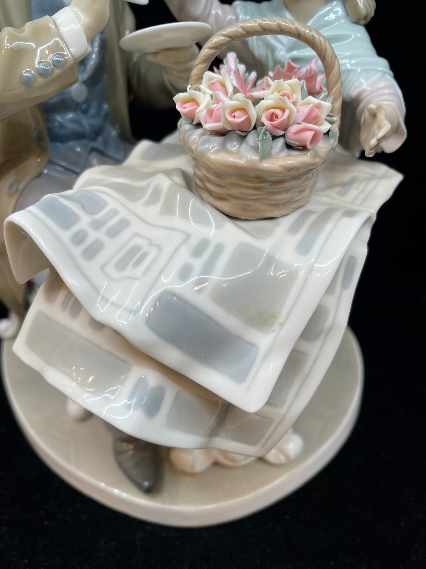 Lladro "Little Flower Seller" #5082 (HZJK1A)