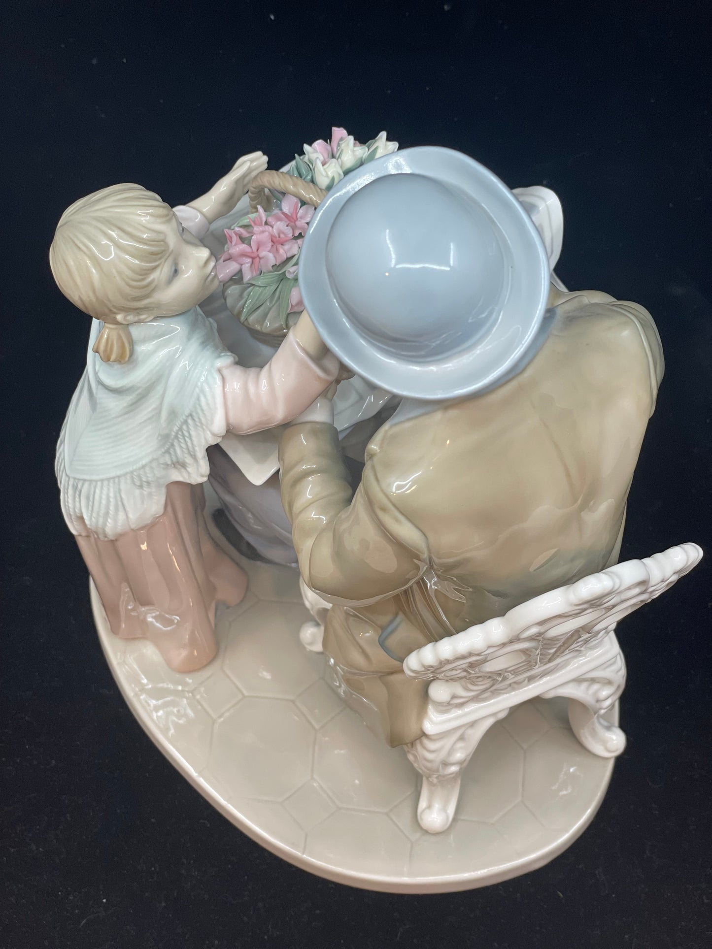 Lladro "Little Flower Seller" #5082 (HZJK1A)