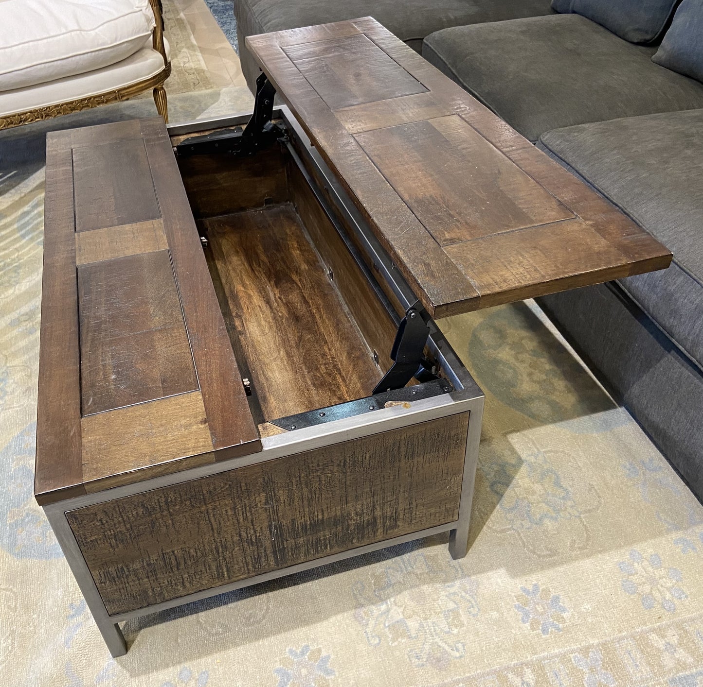 Walter E. Smithe Rising Top Plank Coffee Table (JRQ8ZV)