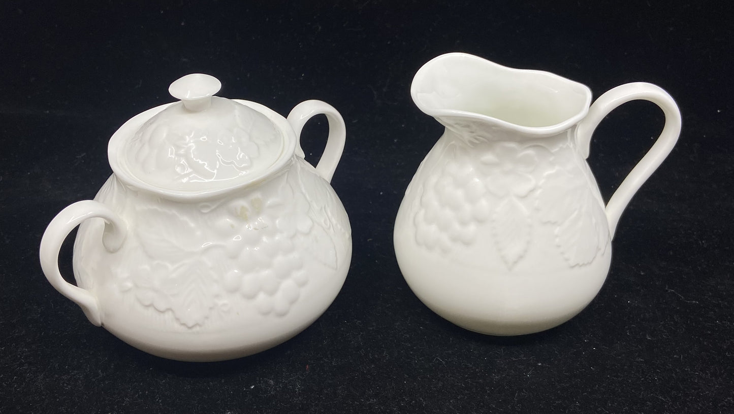 Wedgewood Strawberry and Vine China Set (83 pcs) (T2JD5B)