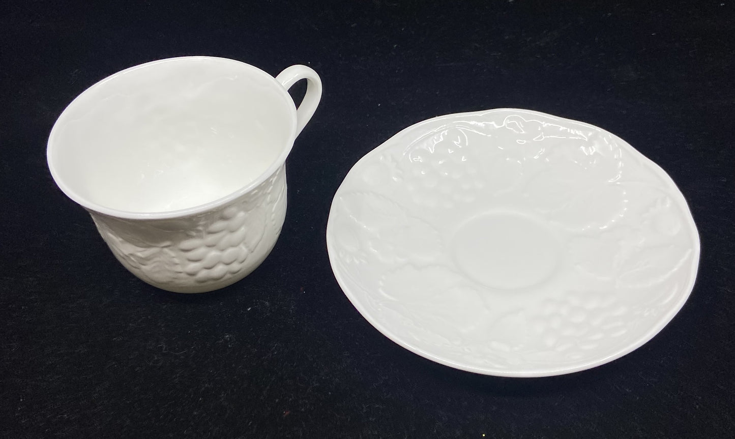 Wedgewood Strawberry and Vine China Set (83 pcs) (T2JD5B)