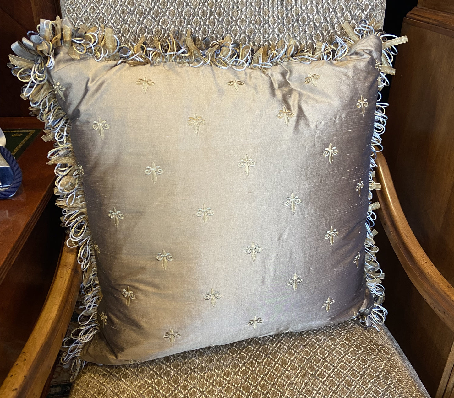 Silk Fleur de Lis Pillow (EDVPPG, N8ZDLW)