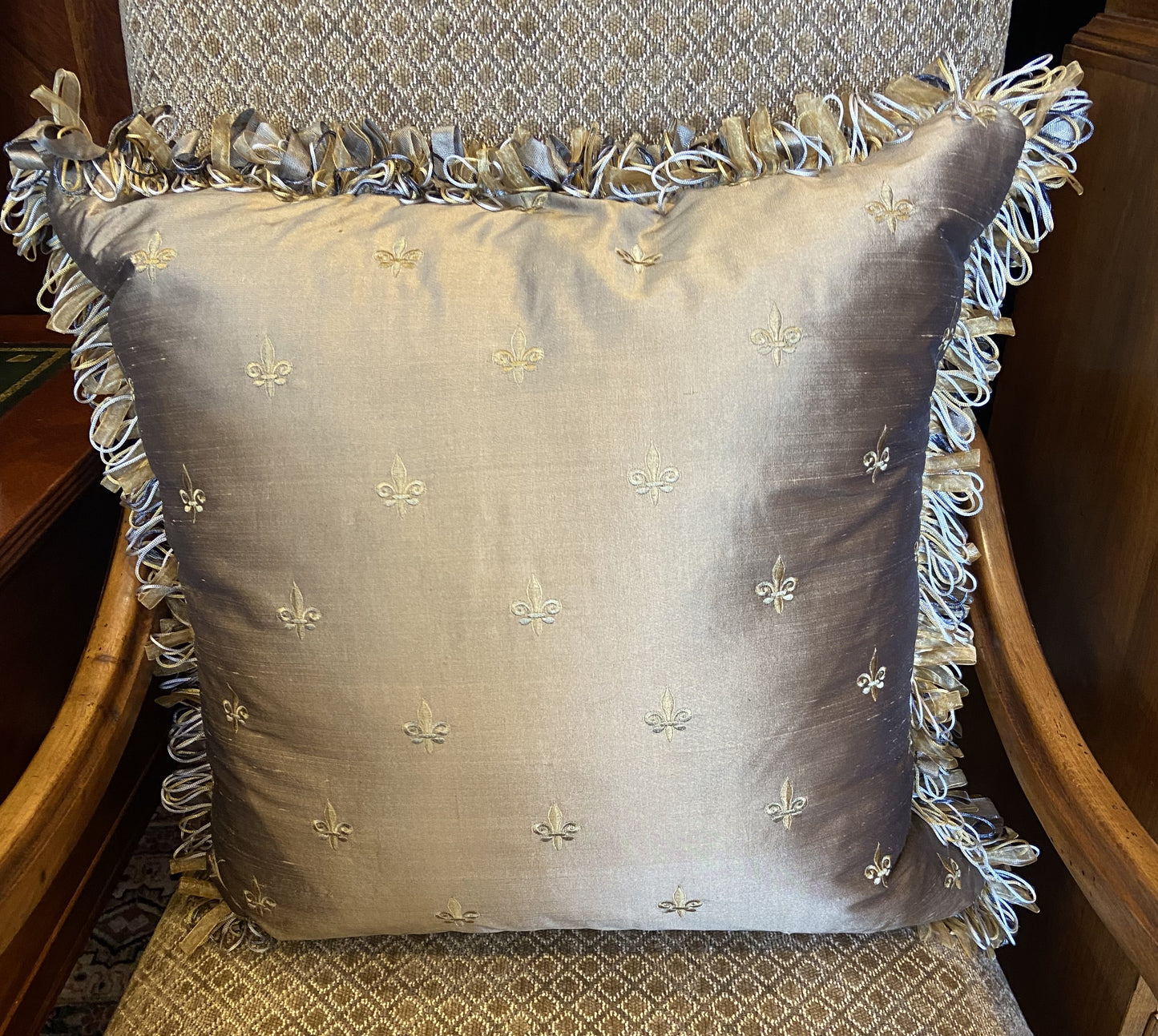 Silk Fleur de Lis Pillow (EDVPPG, N8ZDLW)