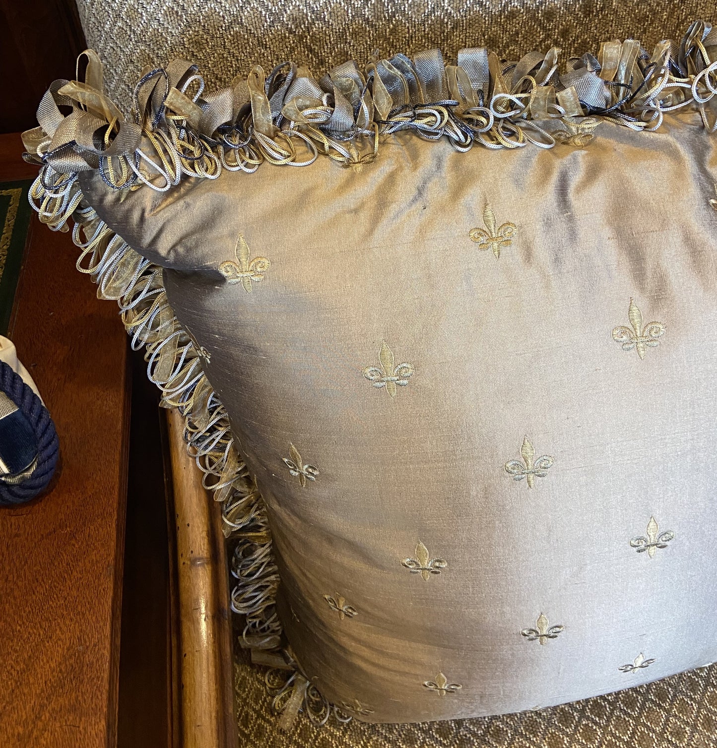 Silk Fleur de Lis Pillow (EDVPPG, N8ZDLW)