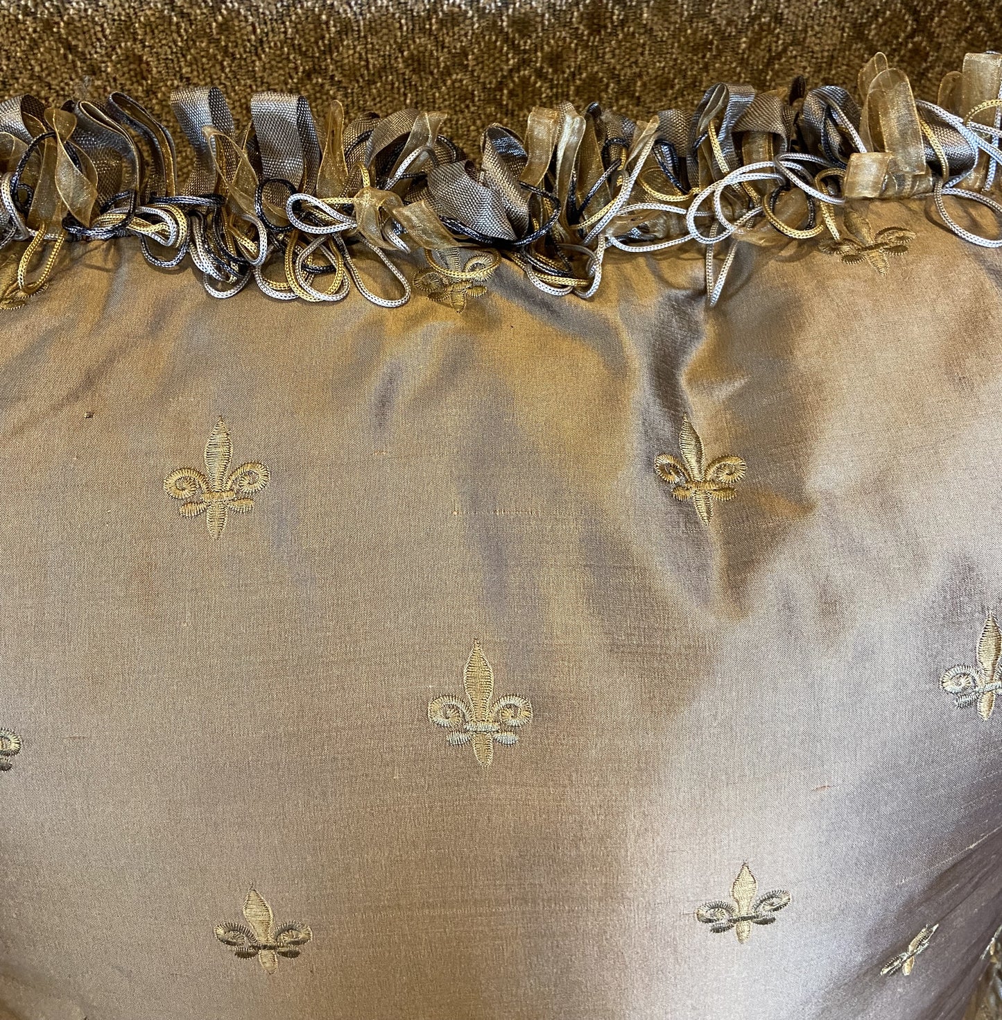 Silk Fleur de Lis Pillow (EDVPPG, N8ZDLW)