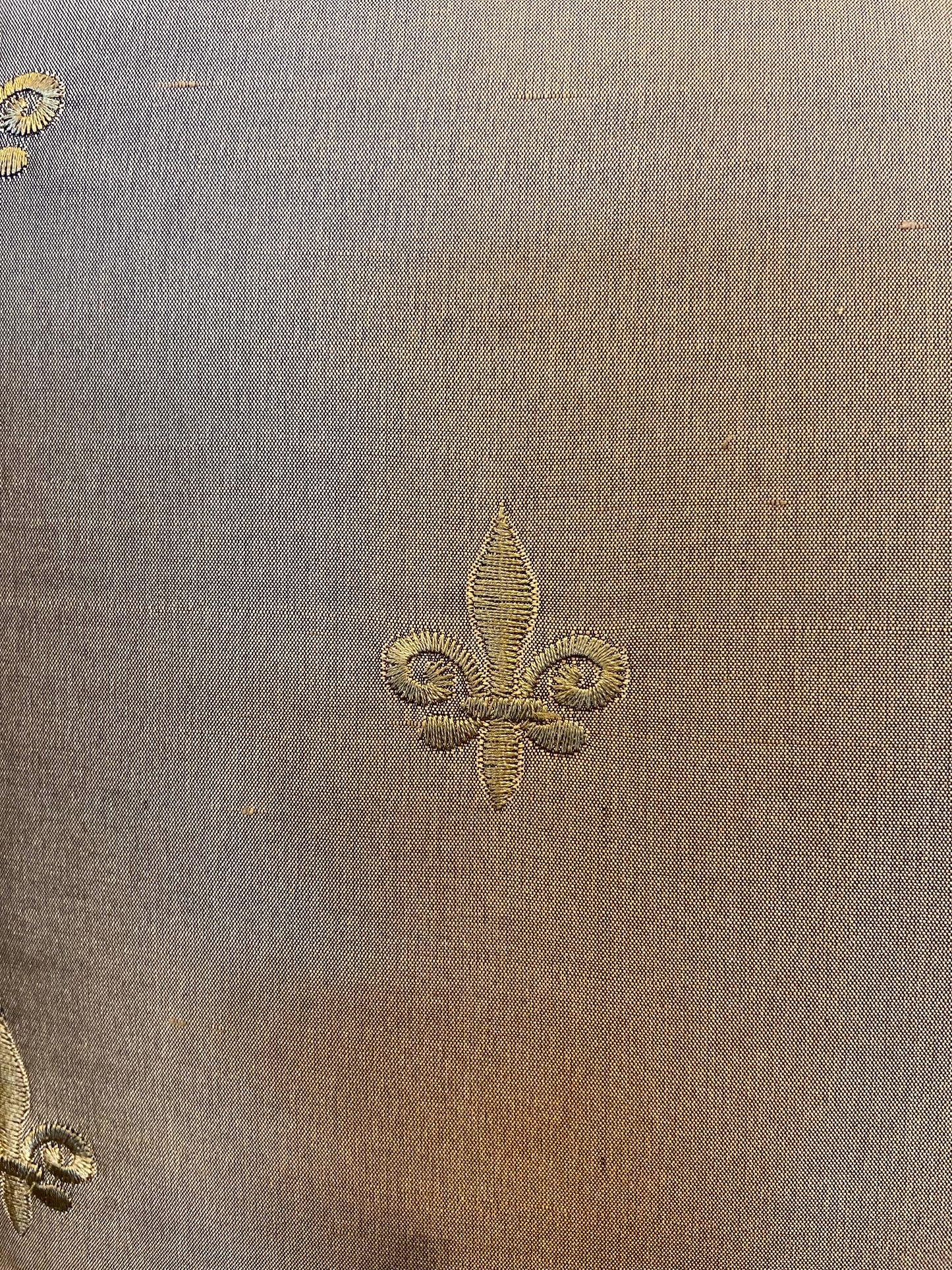 Silk Fleur de Lis Pillow (EDVPPG, N8ZDLW)