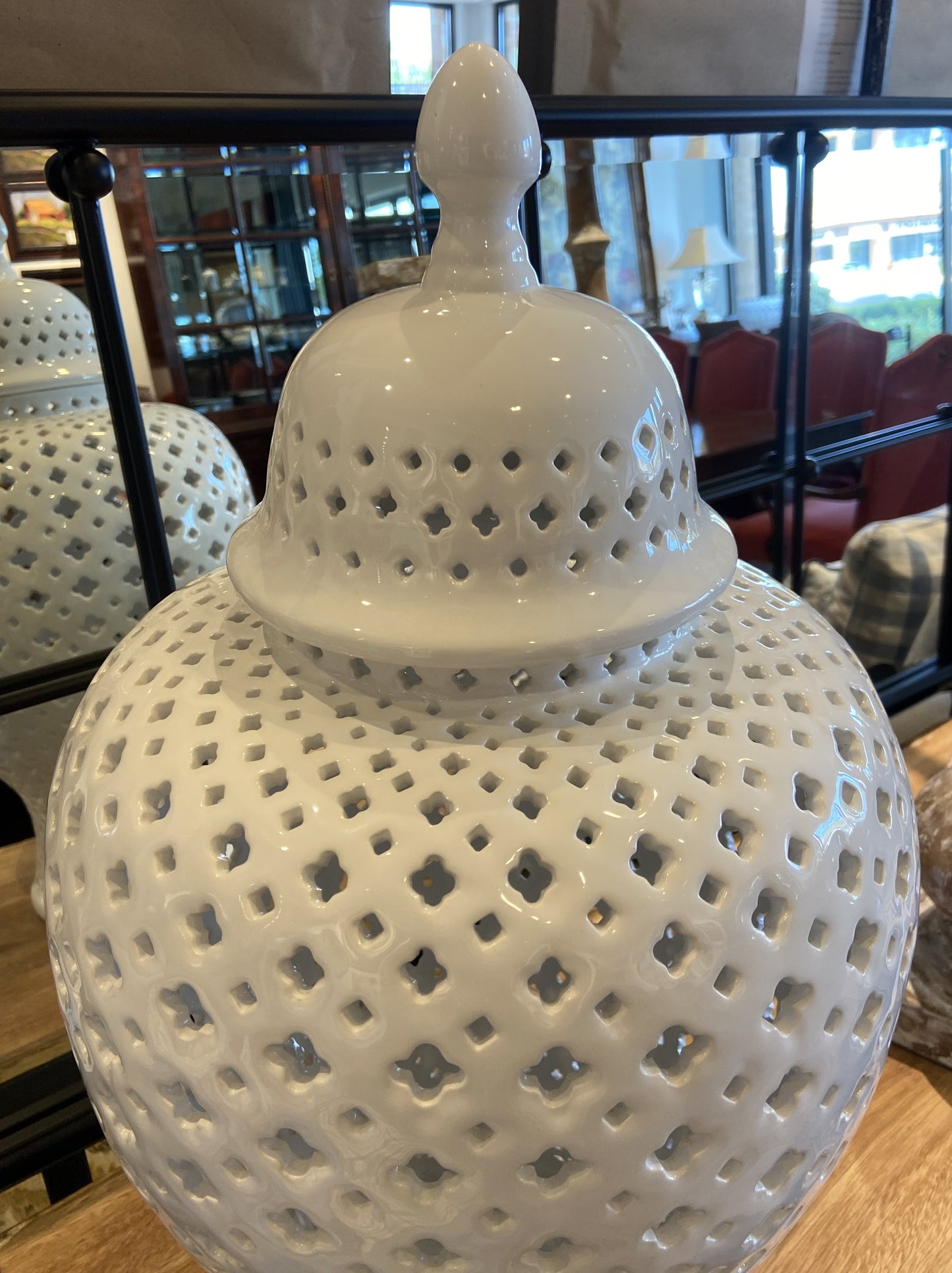 Z Gallerie White Pierced Urn Large (DHQKQA)