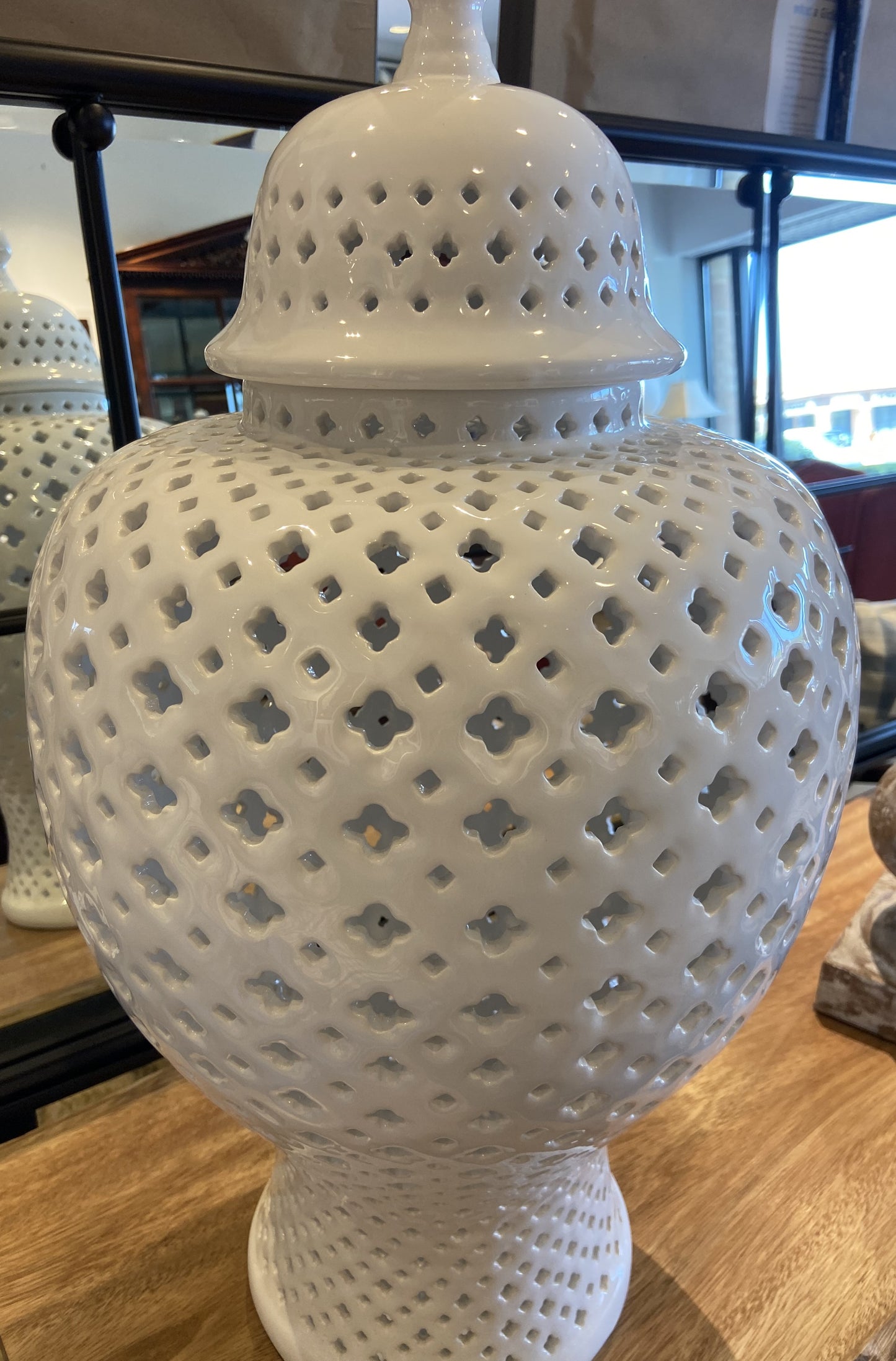 Z Gallerie White Pierced Urn Large (DHQKQA)