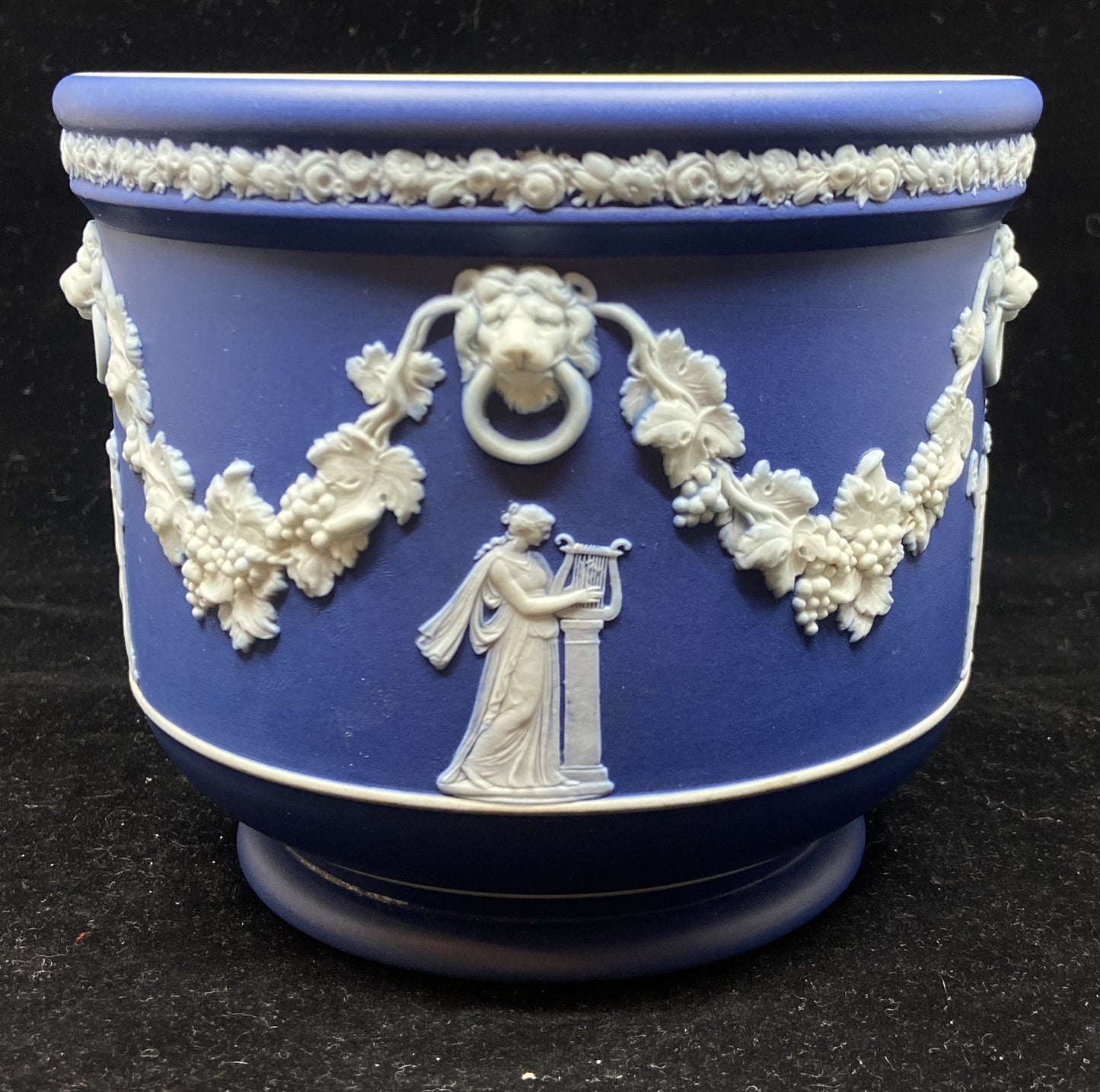 Wedgewood Jasperware Antique Cobalt Cache Pot (FUTDGG)