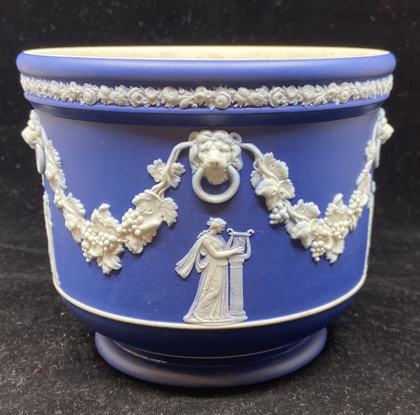 Wedgewood Jasperware Antique Cobalt Cache Pot (FUTDGG)