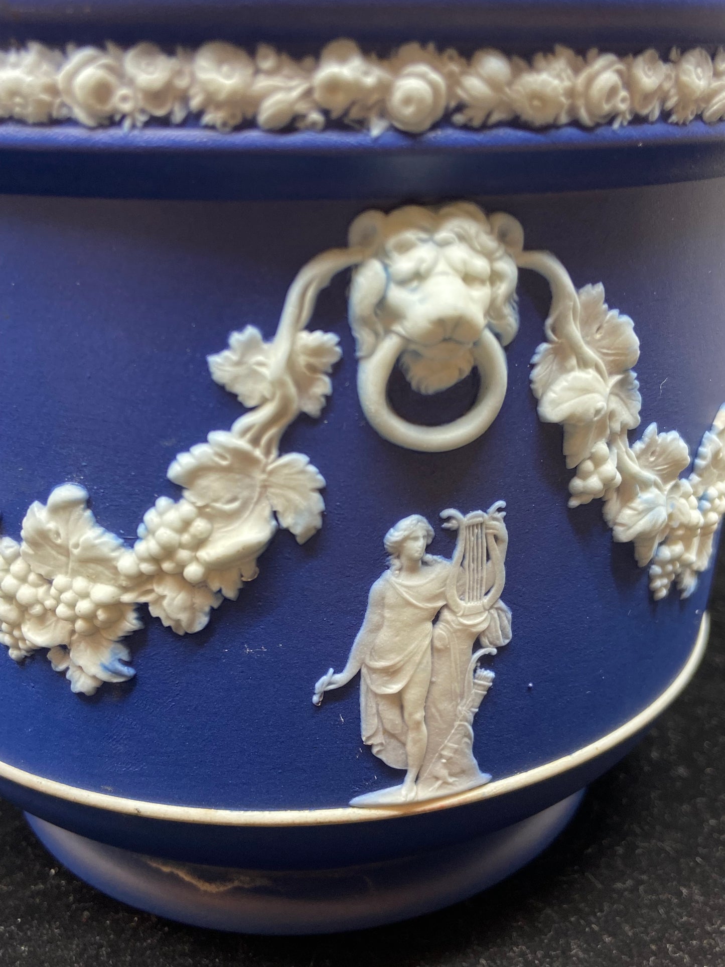 Wedgewood Jasperware Antique Cobalt Cache Pot (FUTDGG)