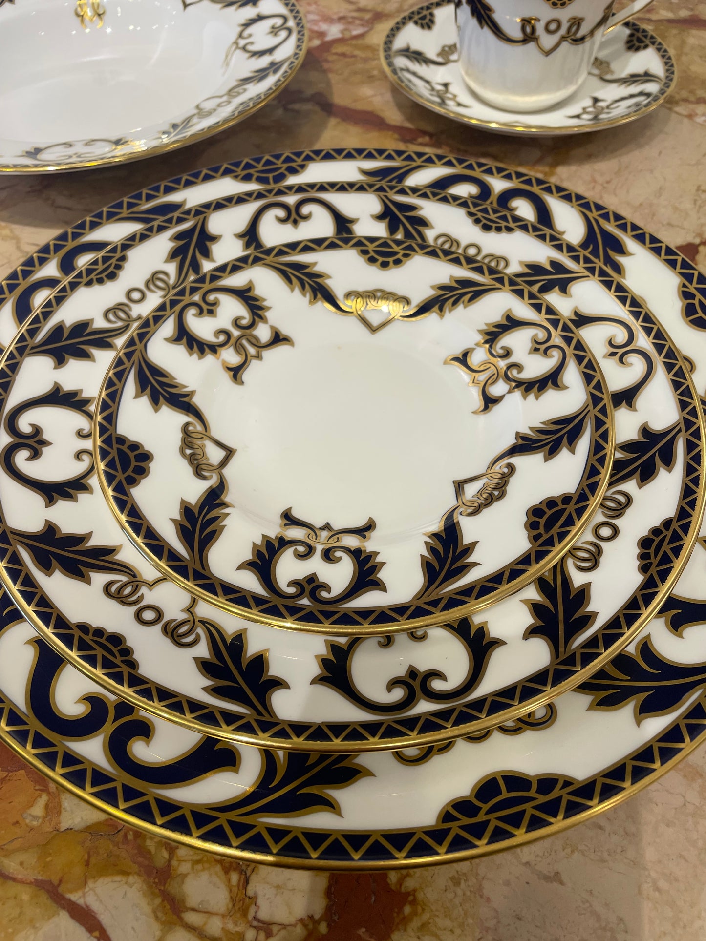 Royal Crown Derby "Majesty" China Set (RGXRDR)