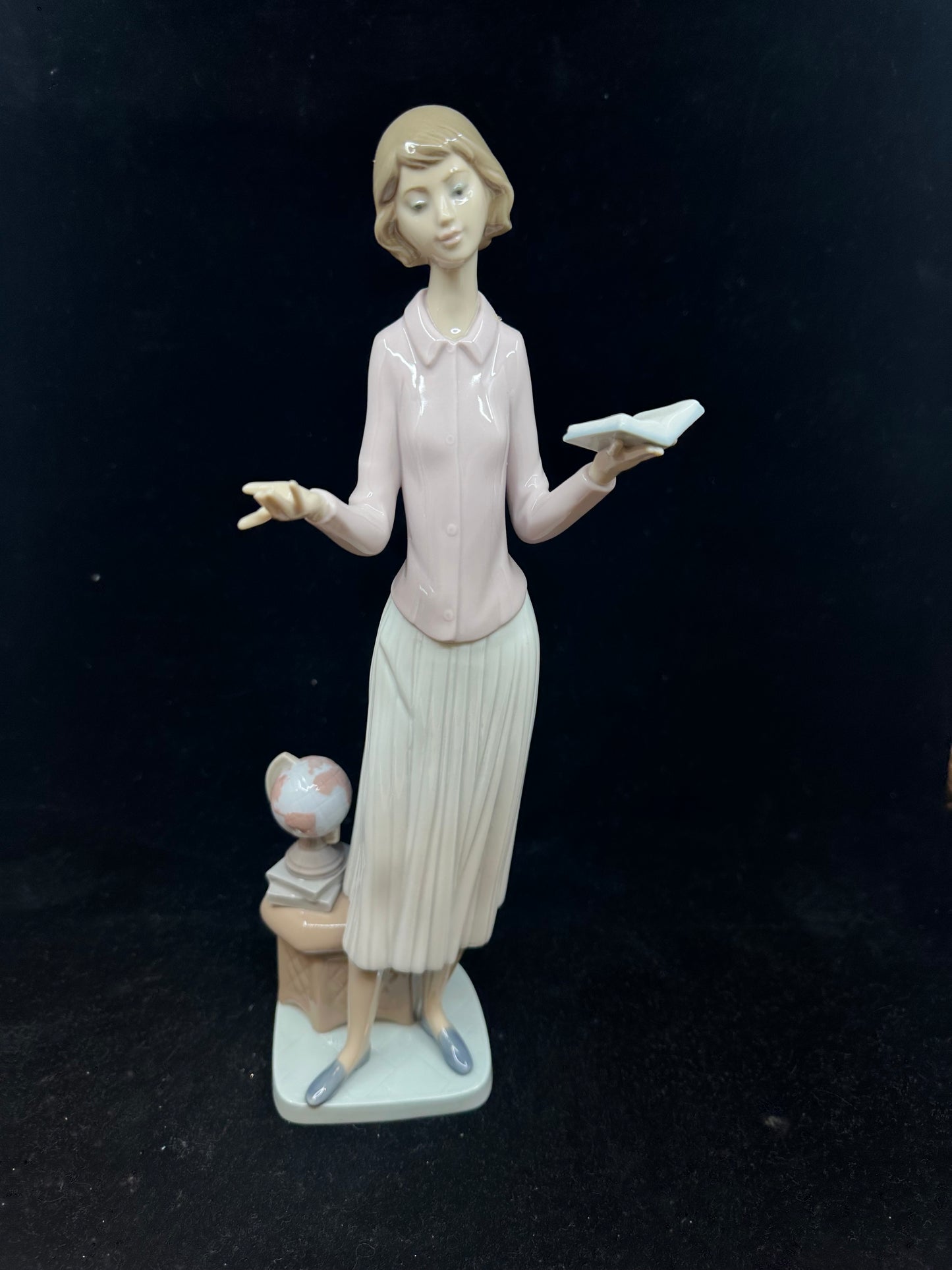 Lladro "Today's Lesson" Teacher Figurine #6659 (9U74EF)