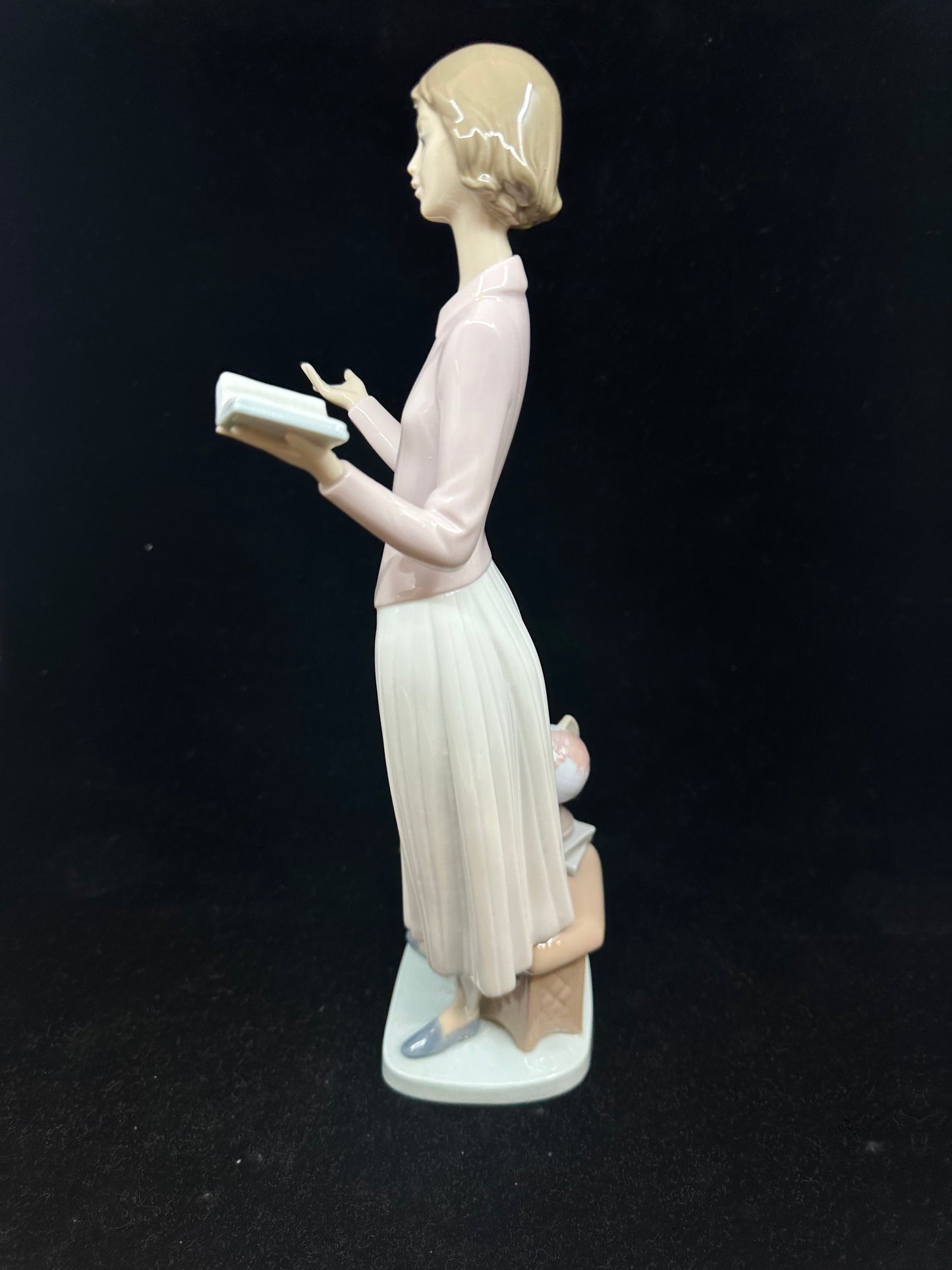 Lladro "Today's Lesson" Teacher Figurine #6659 (9U74EF)