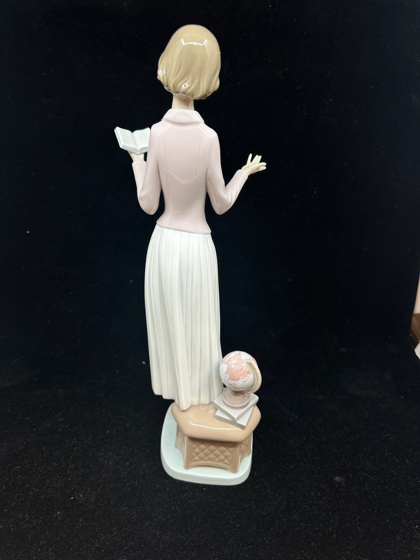 Lladro "Today's Lesson" Teacher Figurine #6659 (9U74EF)