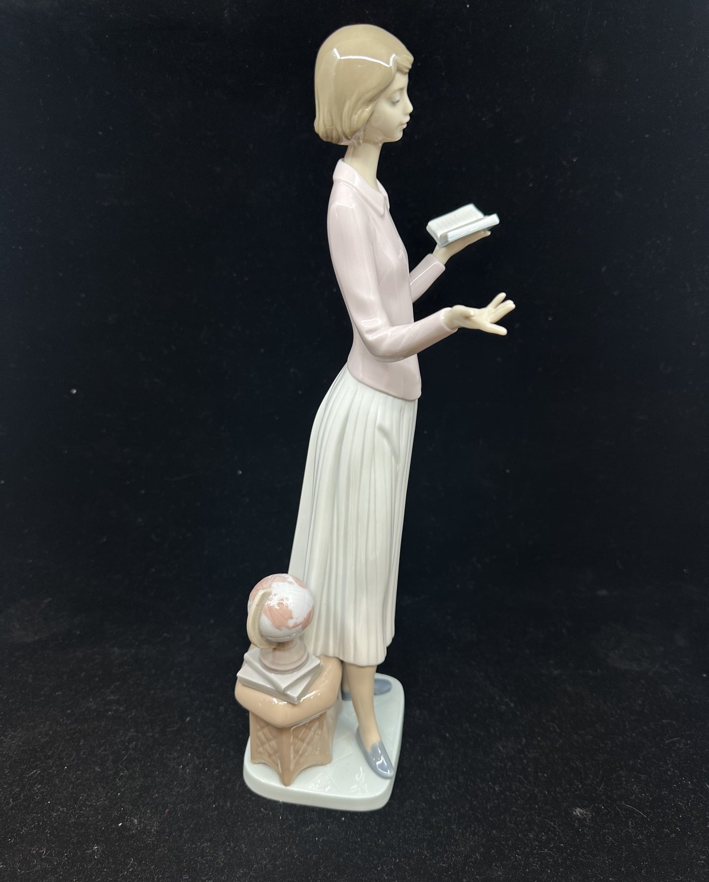 Lladro "Today's Lesson" Teacher Figurine #6659 (9U74EF)