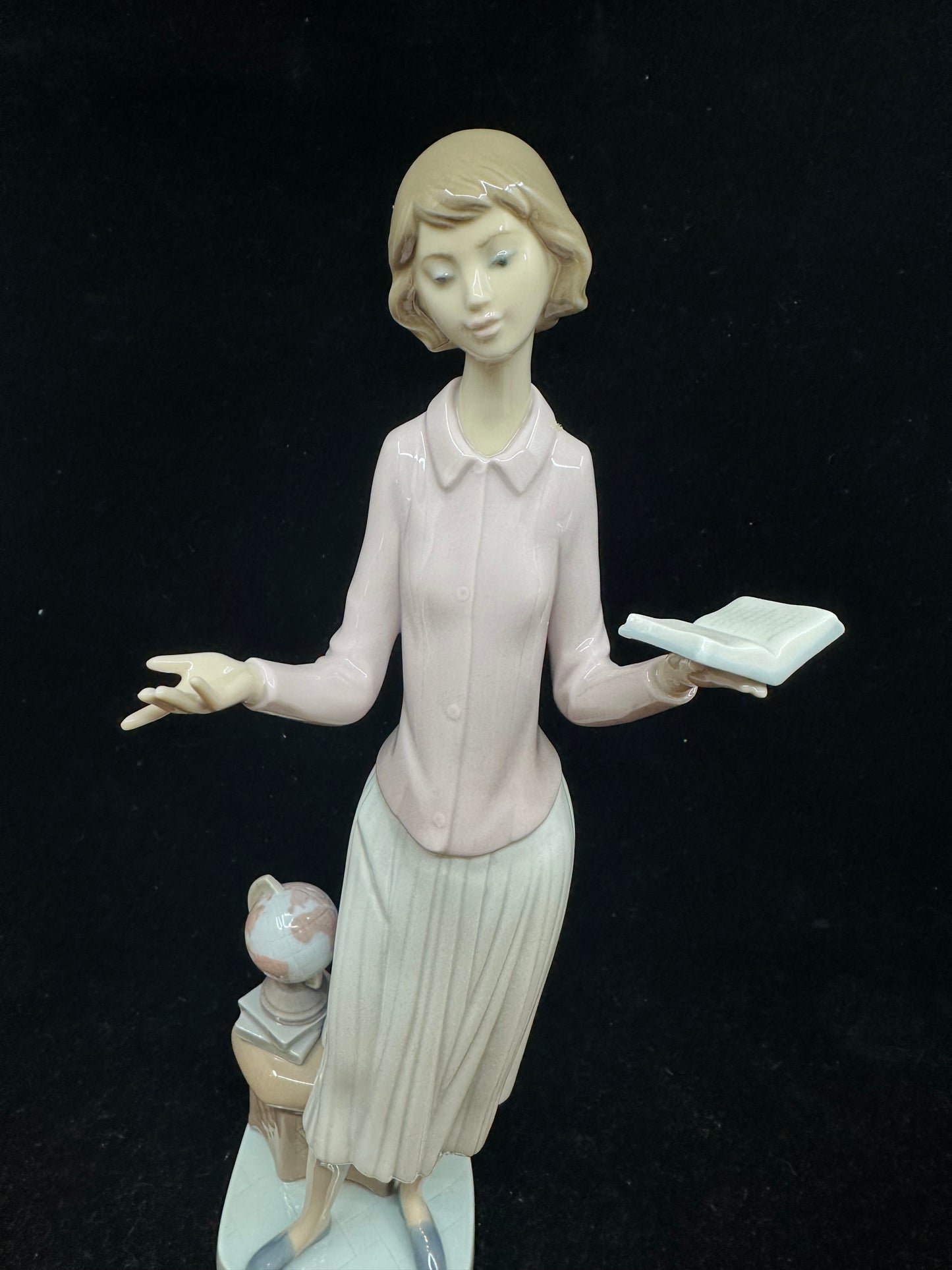 Lladro "Today's Lesson" Teacher Figurine #6659 (9U74EF)