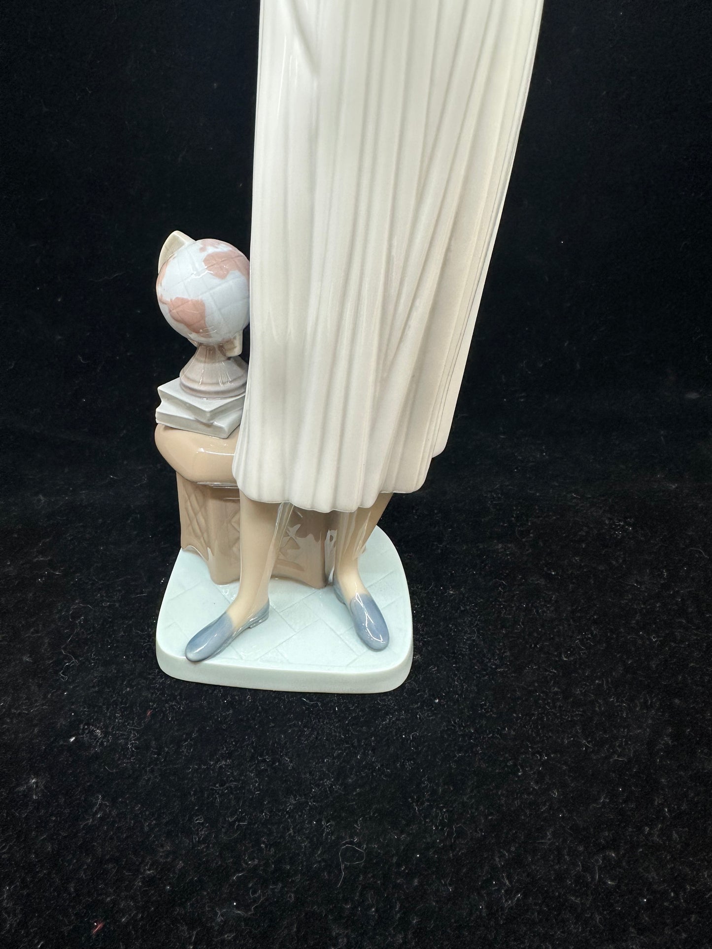 Lladro "Today's Lesson" Teacher Figurine #6659 (9U74EF)