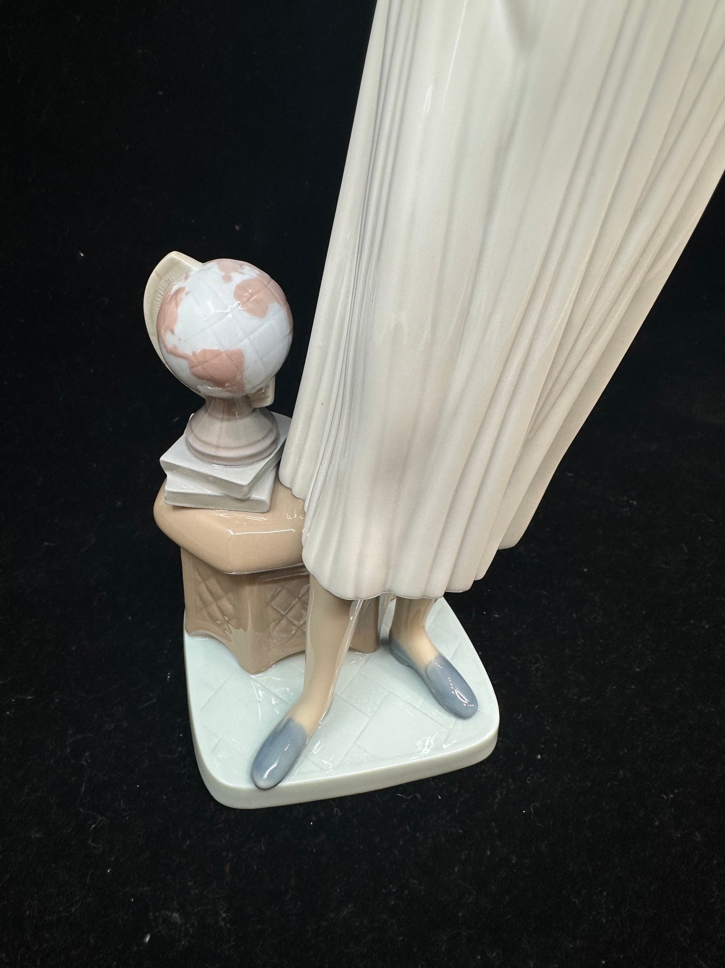 Lladro "Today's Lesson" Teacher Figurine #6659 (9U74EF)