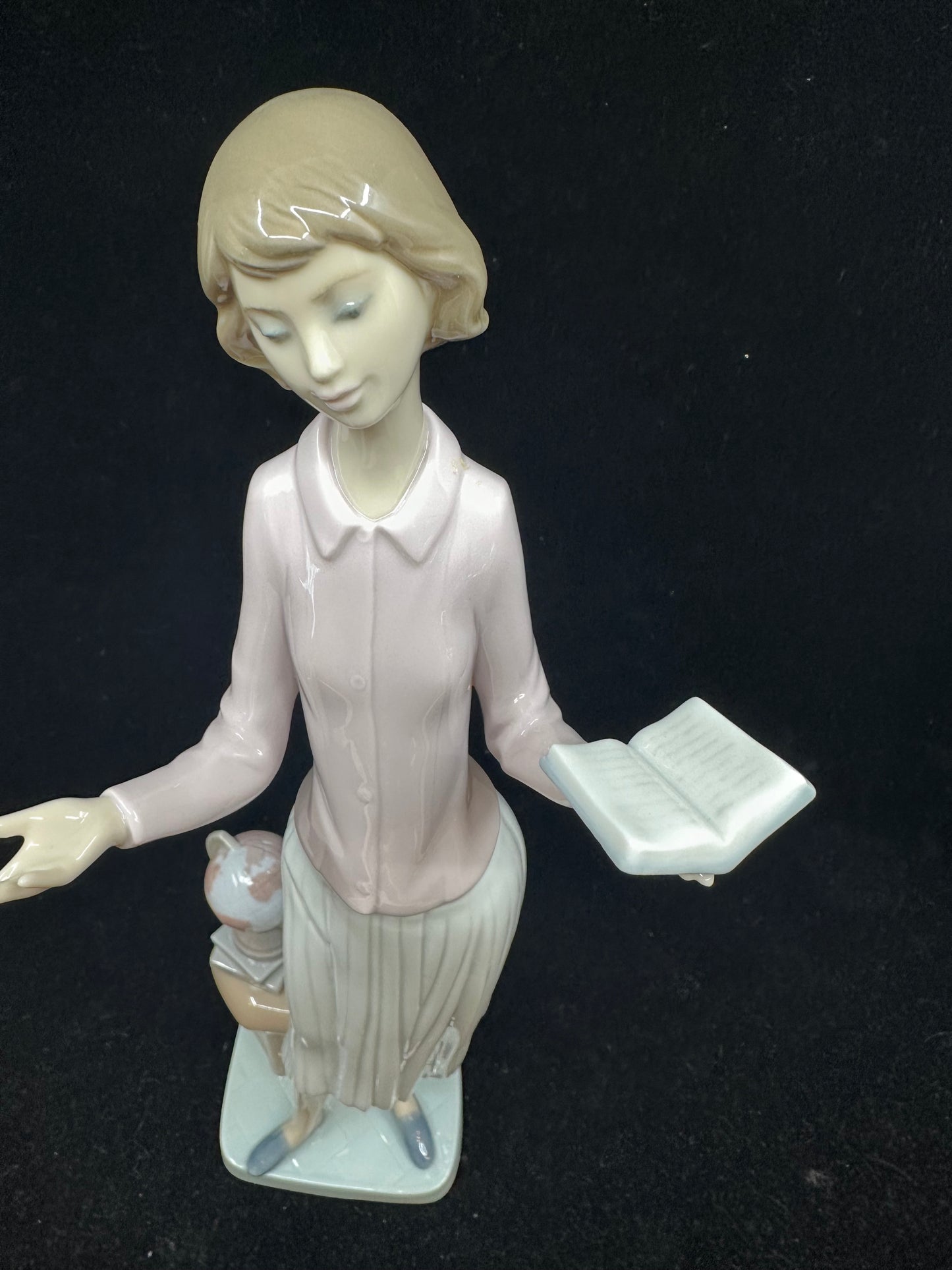 Lladro "Today's Lesson" Teacher Figurine #6659 (9U74EF)