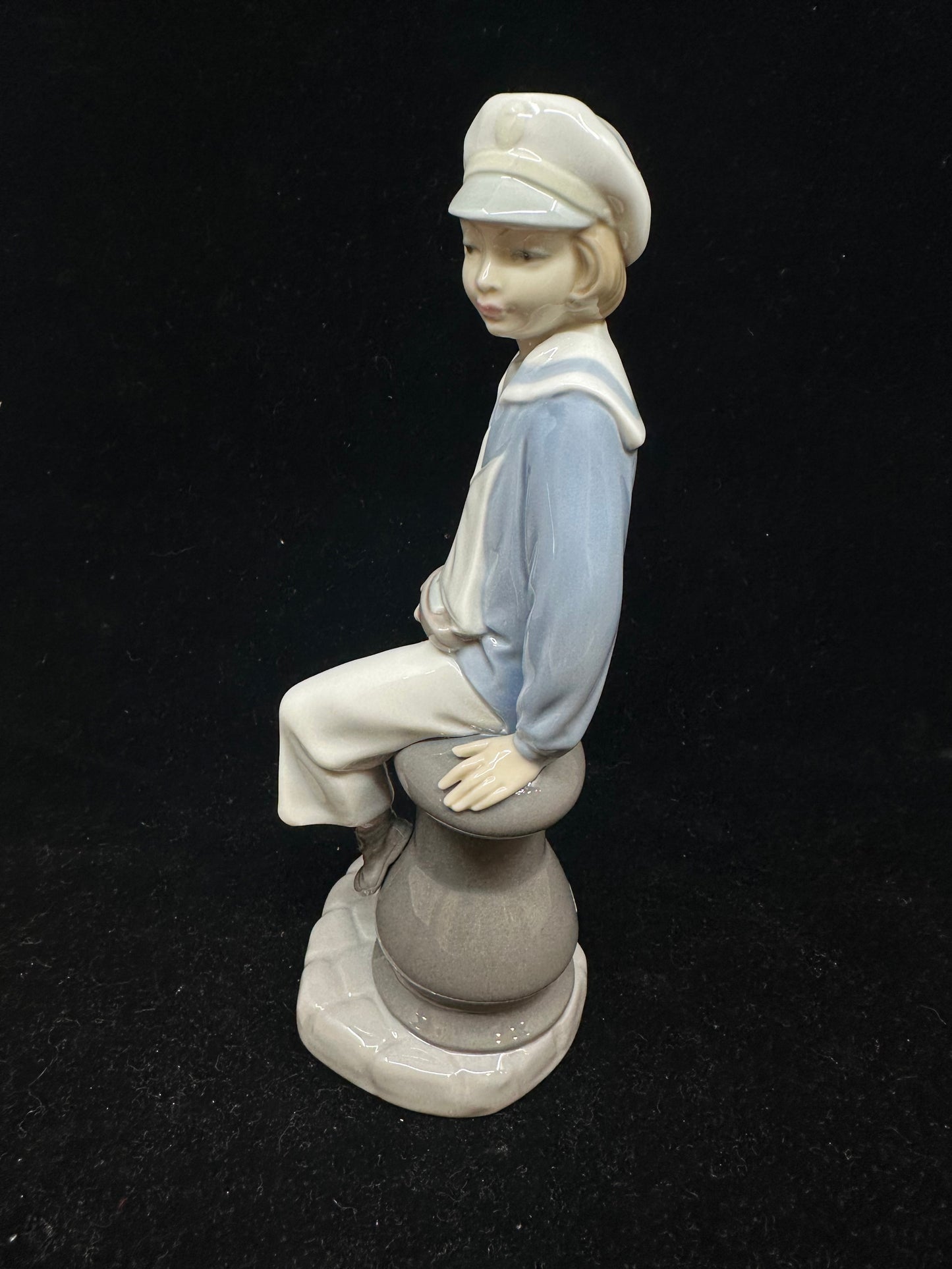 Lladro "Boy with Yacht" #4810 (7LBN3J)