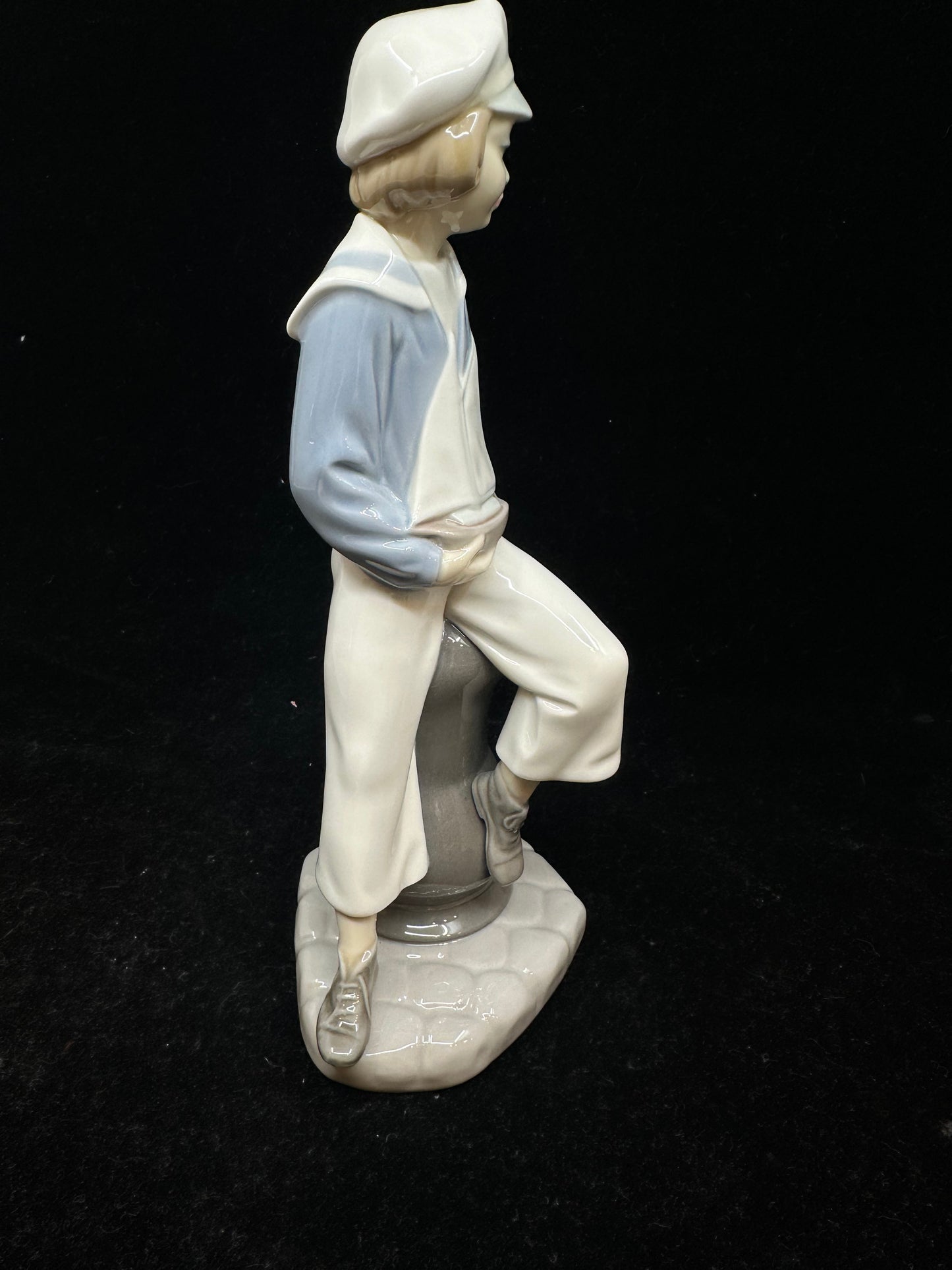 Lladro "Boy with Yacht" #4810 (7LBN3J)