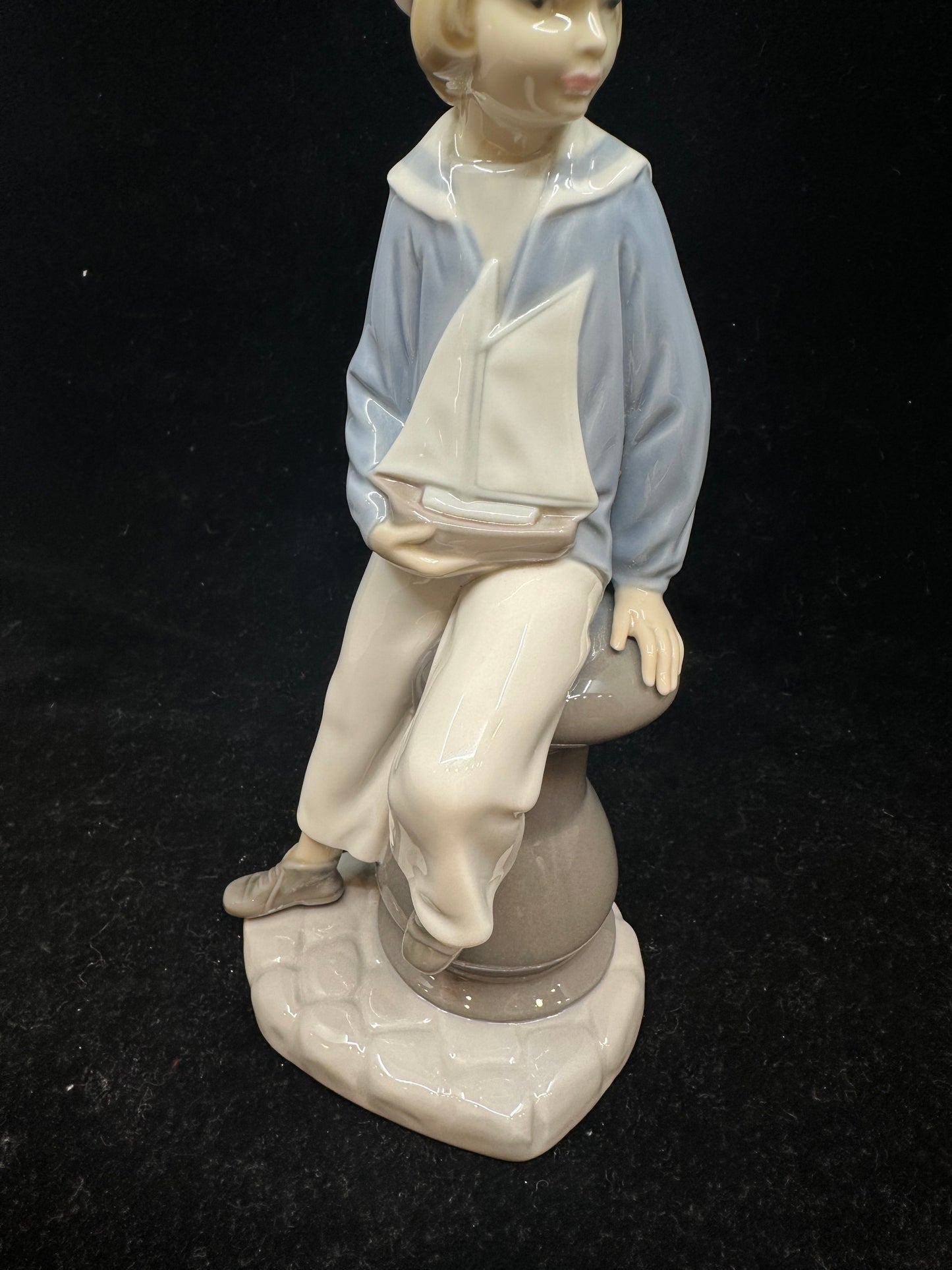 Lladro "Boy with Yacht" #4810 (7LBN3J)