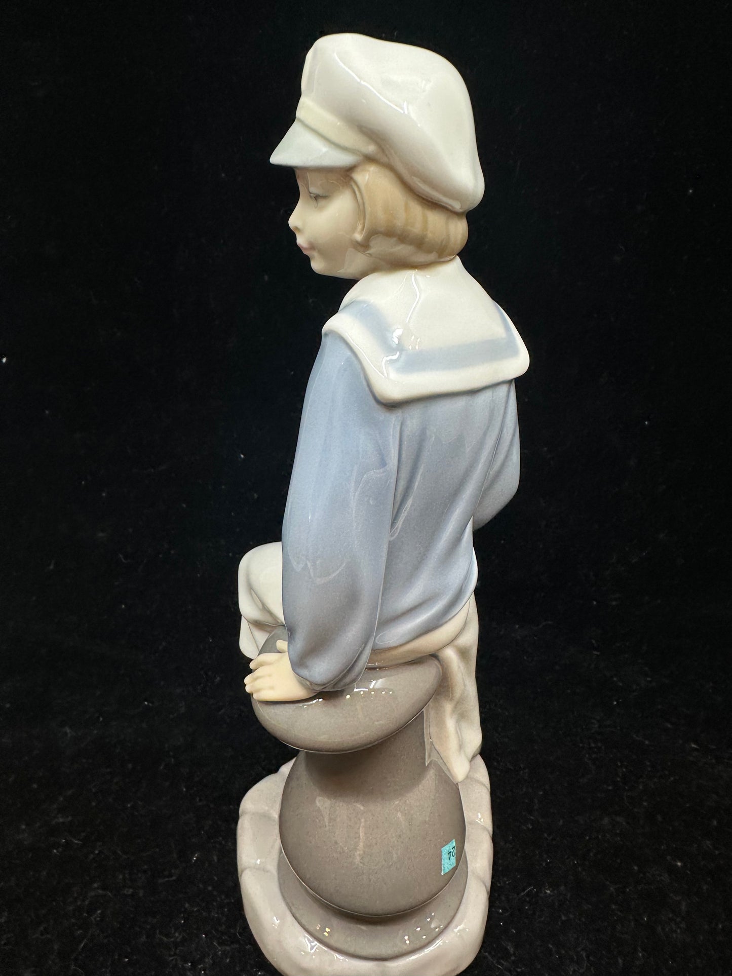 Lladro "Boy with Yacht" #4810 (7LBN3J)