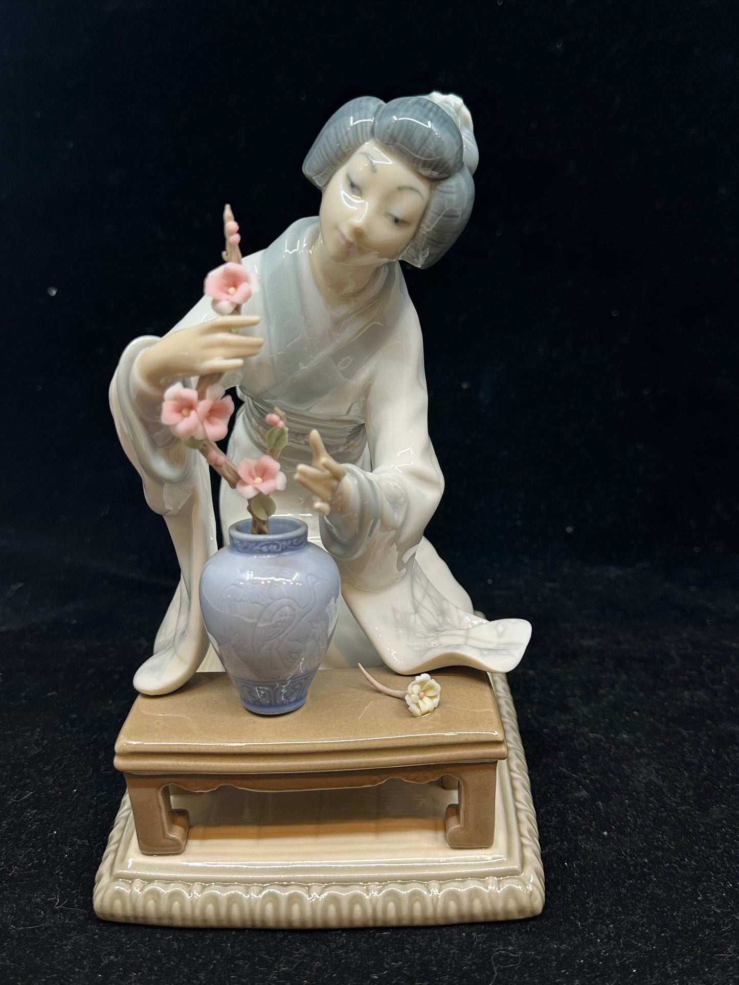 Lladro "Flower Arranger" Geisha Girl Figurine #4840 (VN9GQ1)