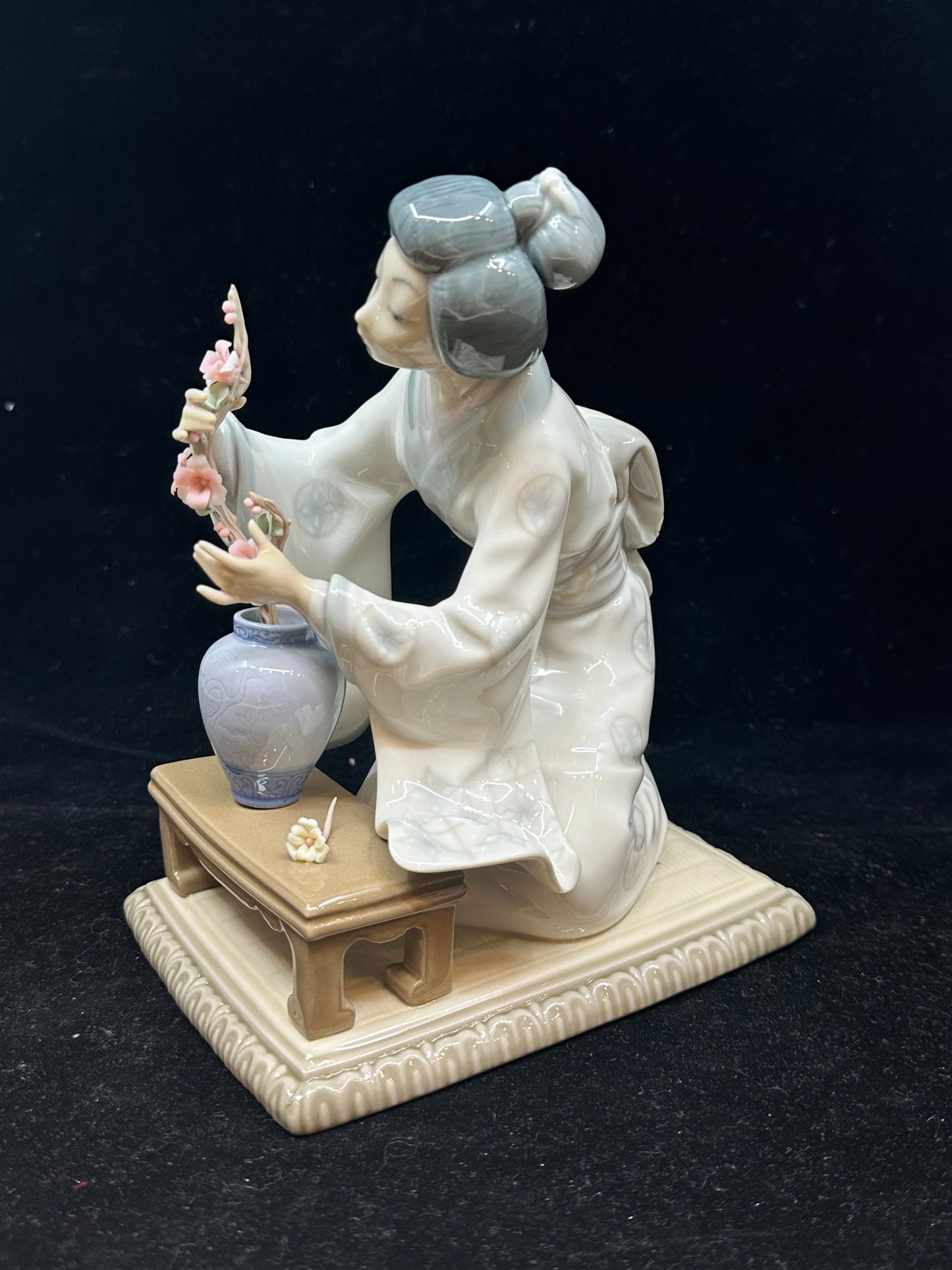 Lladro "Flower Arranger" Geisha Girl Figurine #4840 (VN9GQ1)