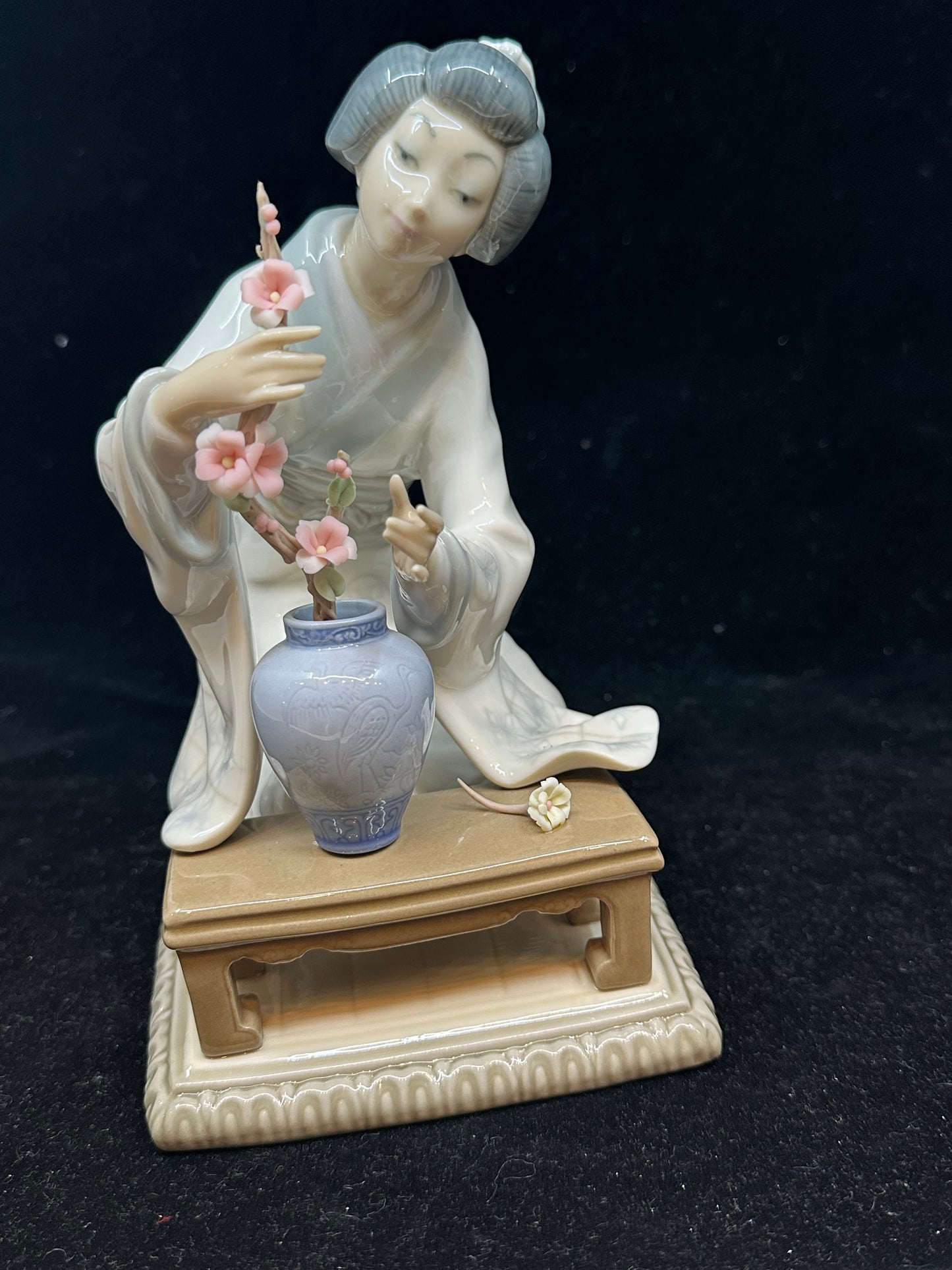 Lladro "Flower Arranger" Geisha Girl Figurine #4840 (VN9GQ1)