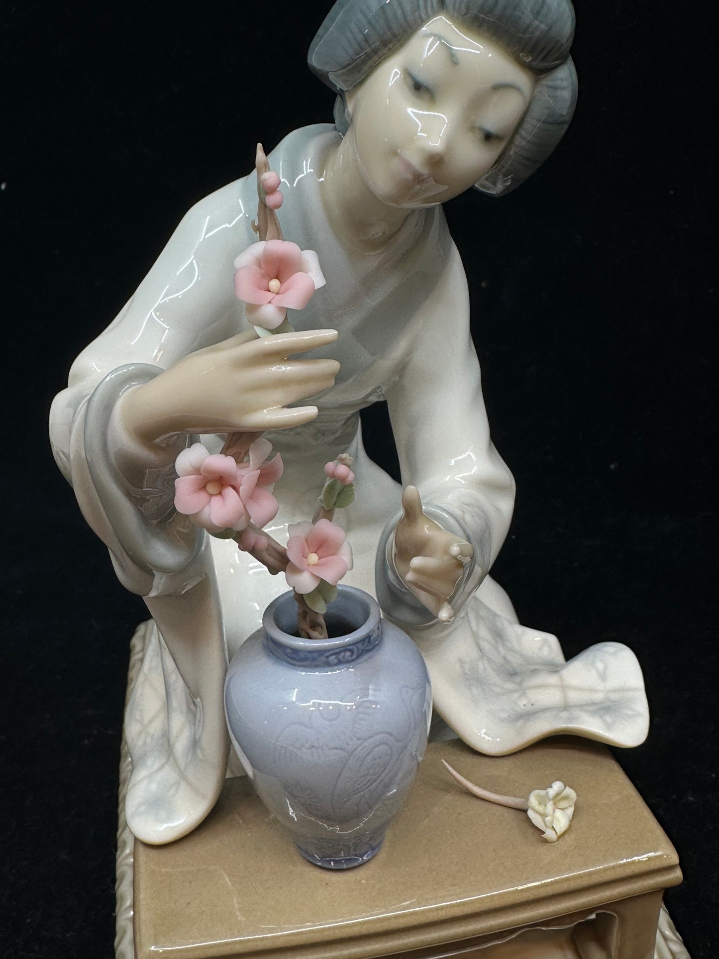 Lladro "Flower Arranger" Geisha Girl Figurine #4840 (VN9GQ1)