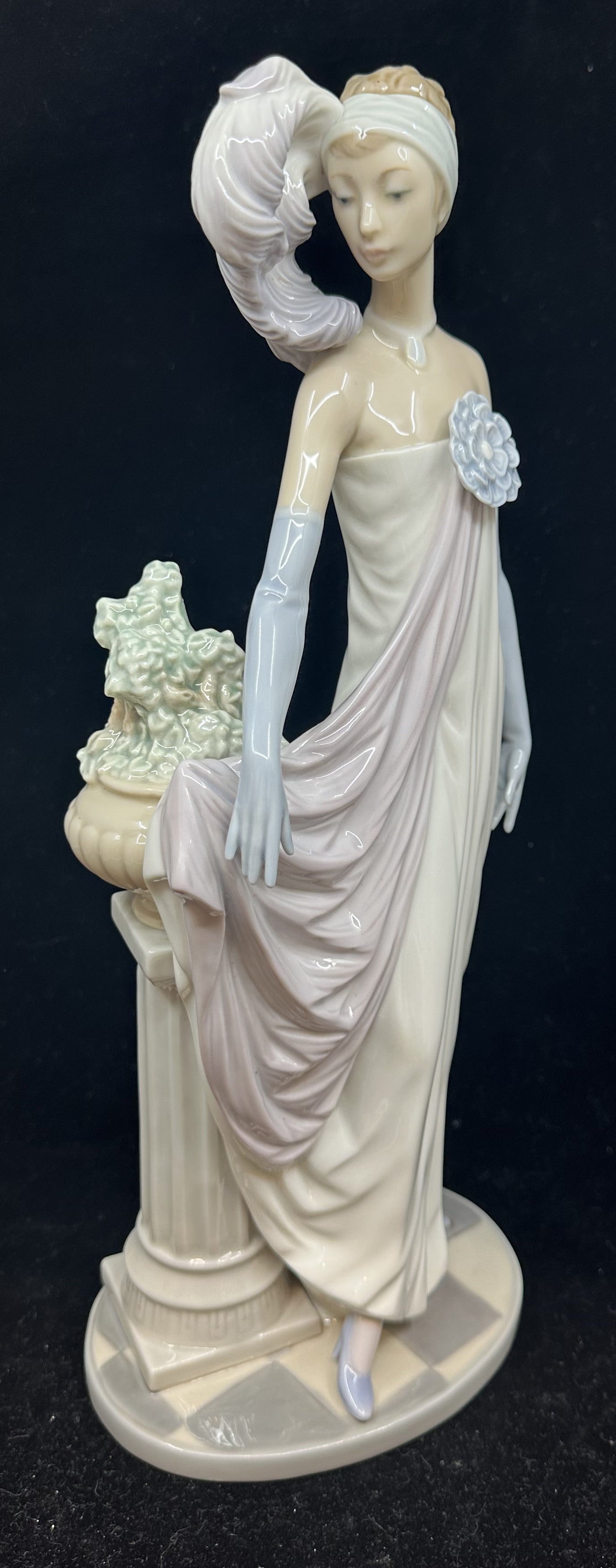 Lladro "Socialite of the 20's" Figurine 5283 (CJD6CA)